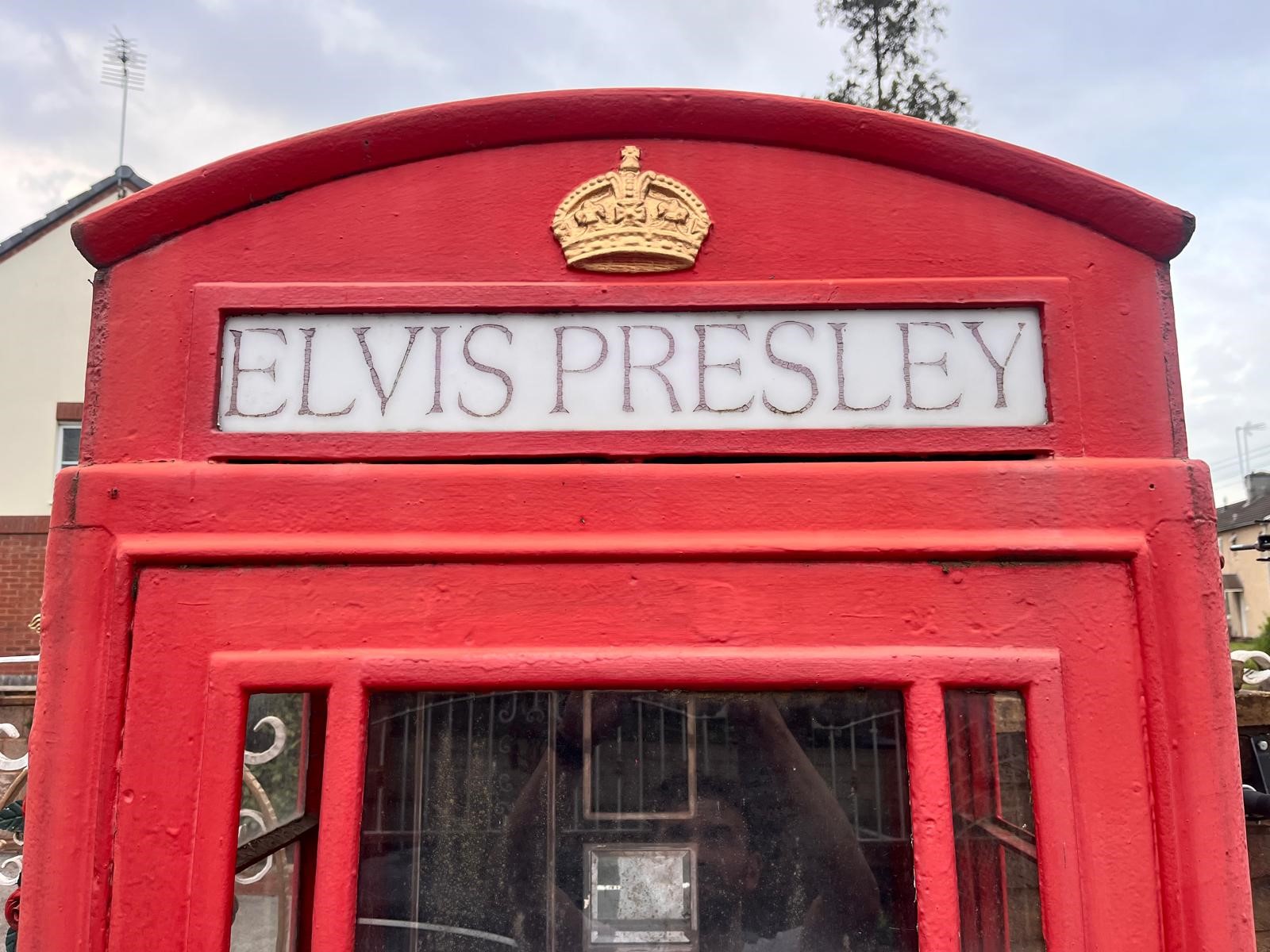 A RED K6 TELEPHONE BOX, the distinctive shape with a domed top, crown, and later fitted with Elvis - Bild 4 aus 11