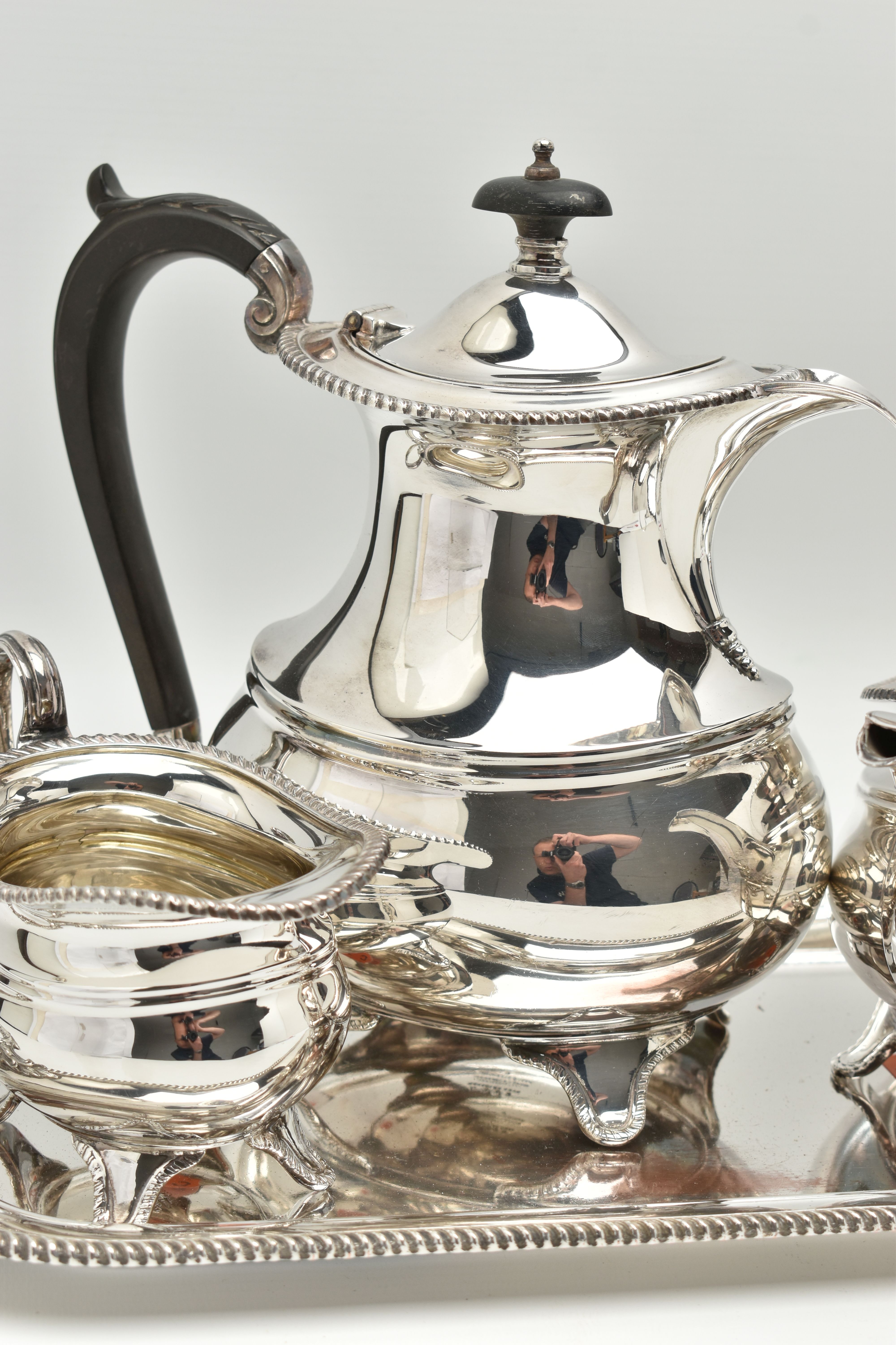 A FOUR PIECE SILVER PLATED TEA SET WITH TRAY, comprising of a polished teapot, coffee pot, sugar - Bild 5 aus 9