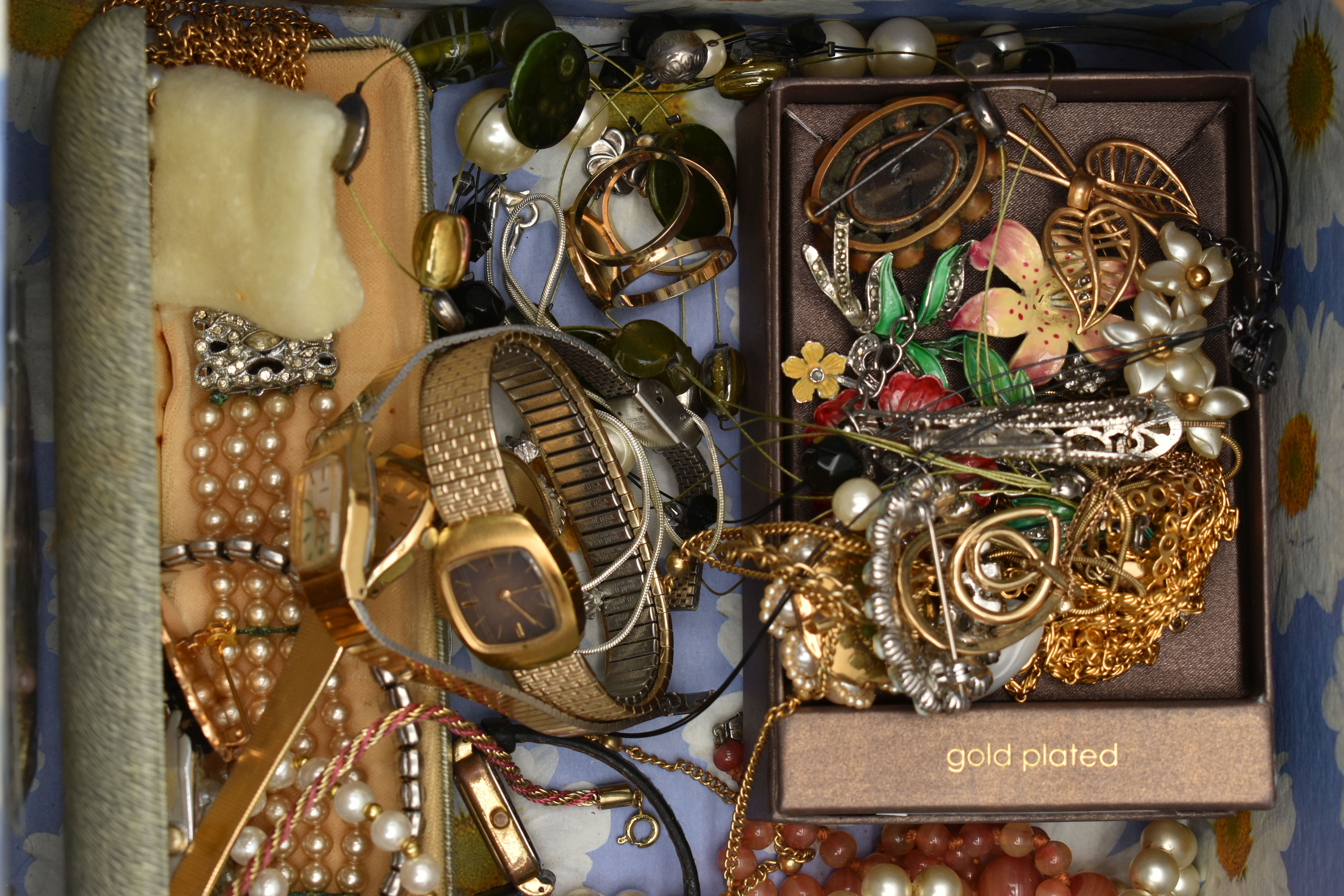 A BOX OF ASSORTED COSTUME JEWELLERY, to include a 'Sarah Cov' brooch and bracelet, an early 20th - Image 5 of 6