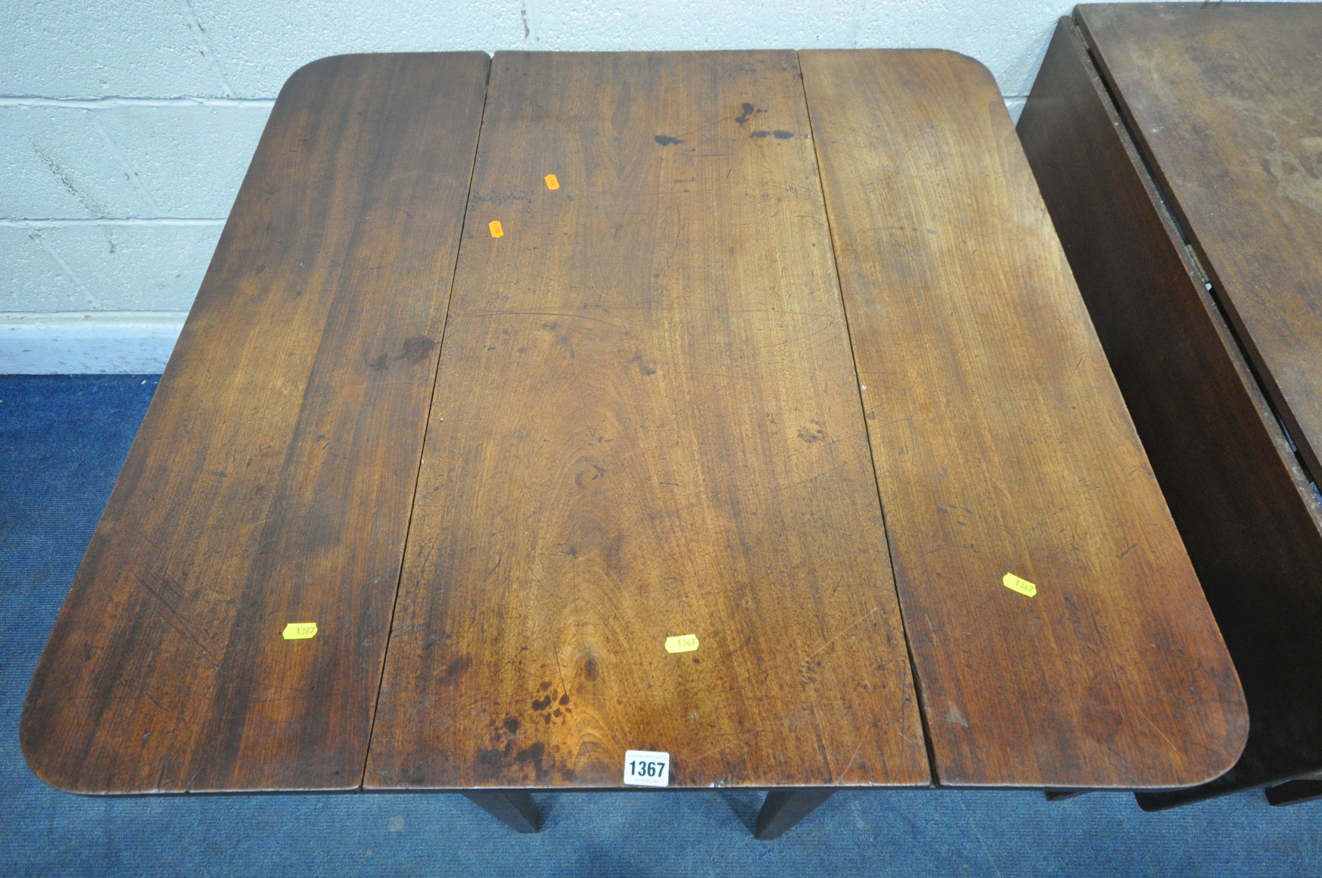 A 19TH CENTURY MAHOGANY DROP LEAF TABLE, with a single frieze drawer, raised on square tapered legs, - Bild 2 aus 5
