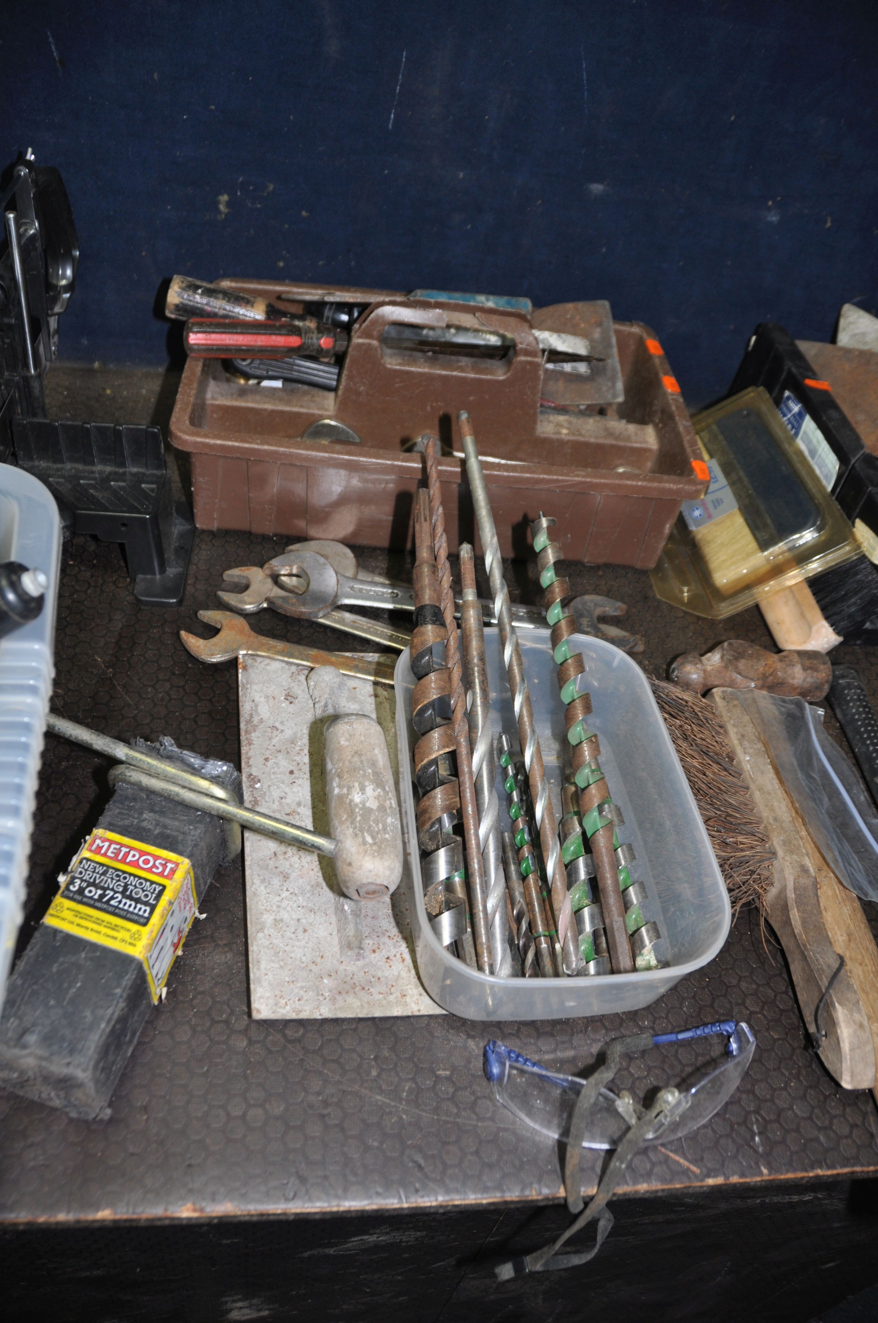 A PLASTIC BOX, A TOOLBOX AND A TRAY CONTAINING HAND TOOLS including an Acorn No 4 1/2 plane, a Moore - Image 3 of 8