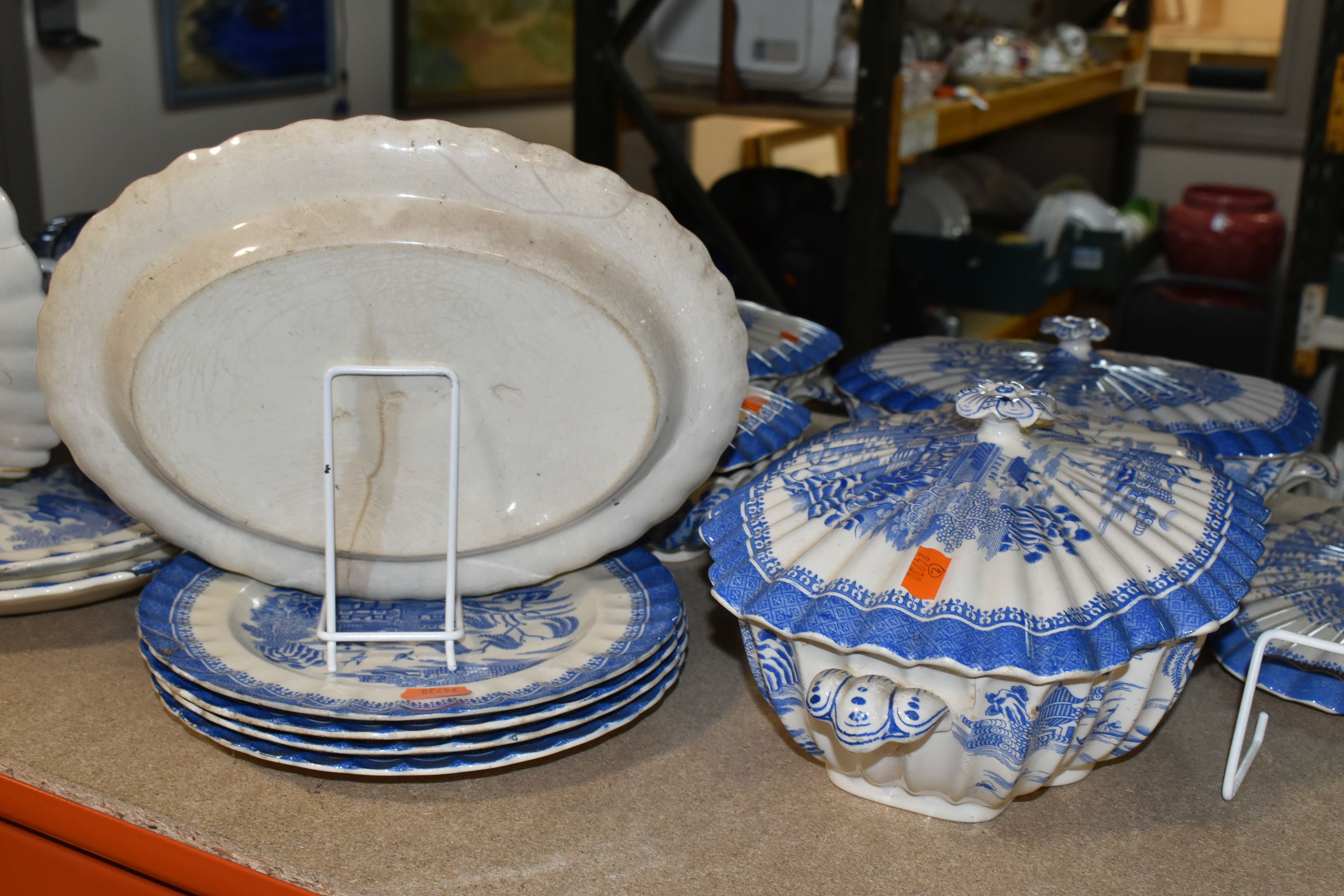 A VARIETY OF SPODE COPELAND 'MANDARIN BLUE WILLOW, DINNERWARE, including six tea cups and six - Image 10 of 10