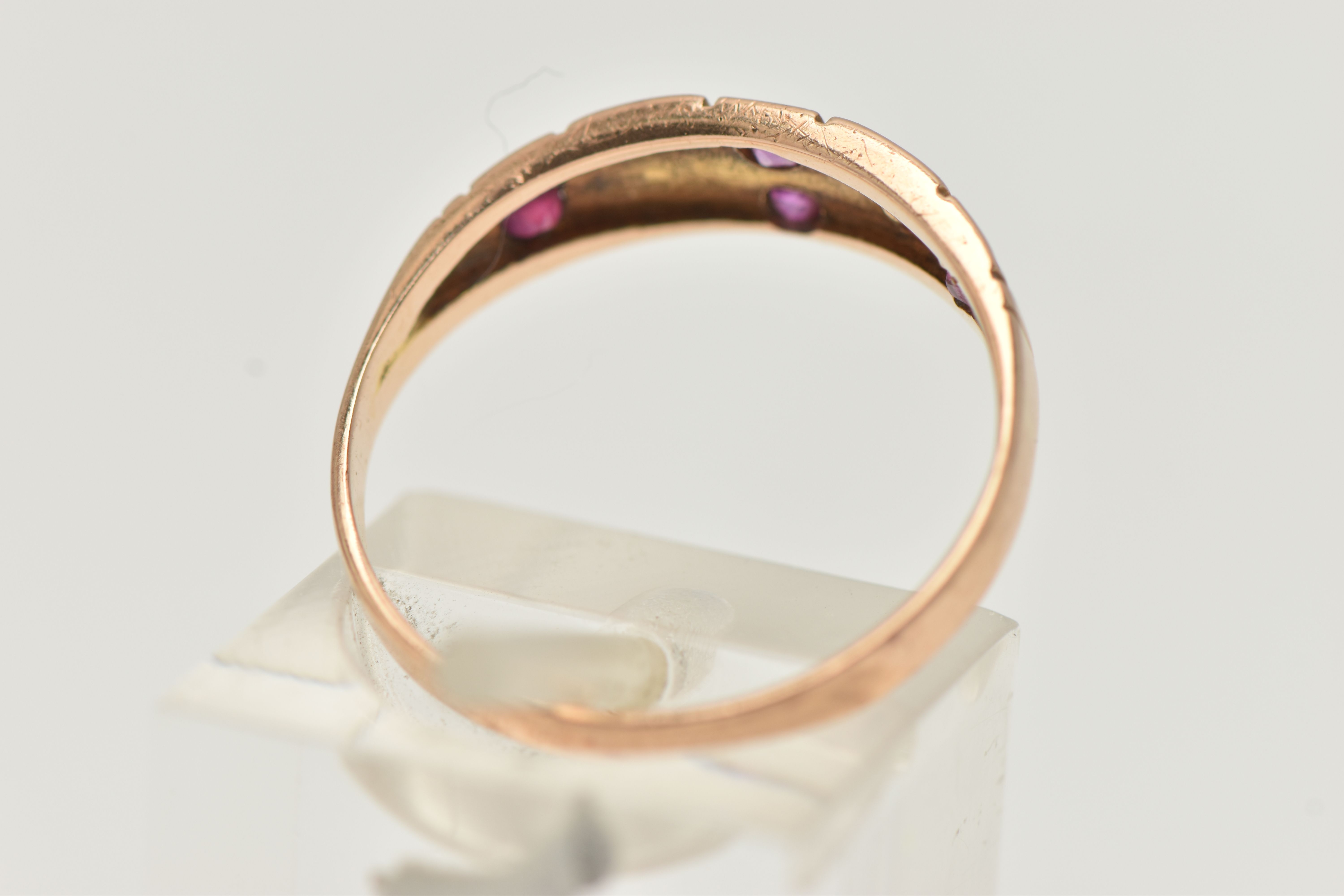 A MID VICTORIAN 15CT GOLD RUBY AND SPLIT PEARL RING, designed as two split pearls interspaced by - Bild 3 aus 4