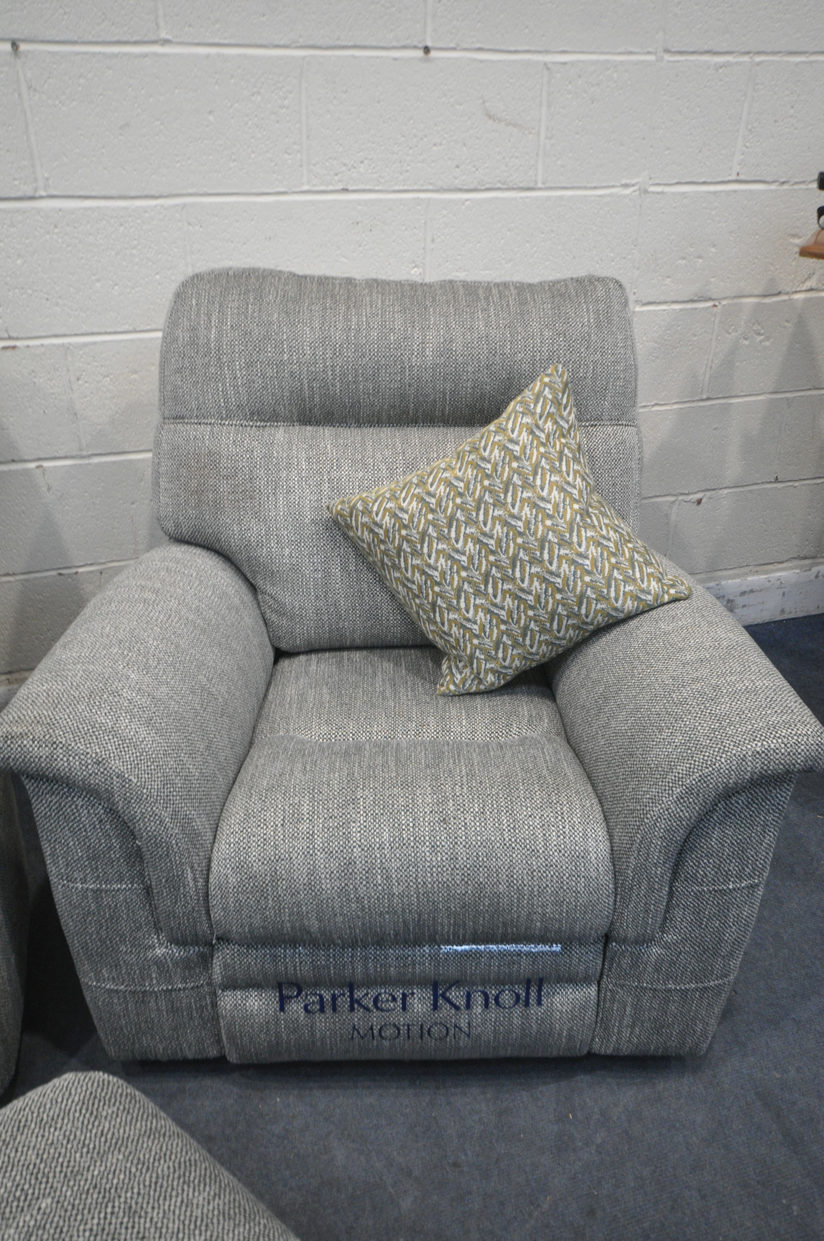 A PARKER KNOLL BLACK AND WHITE PATTERNED THREE PIECE LOUNGE SUITE, comprising a three seater settee, - Image 4 of 5