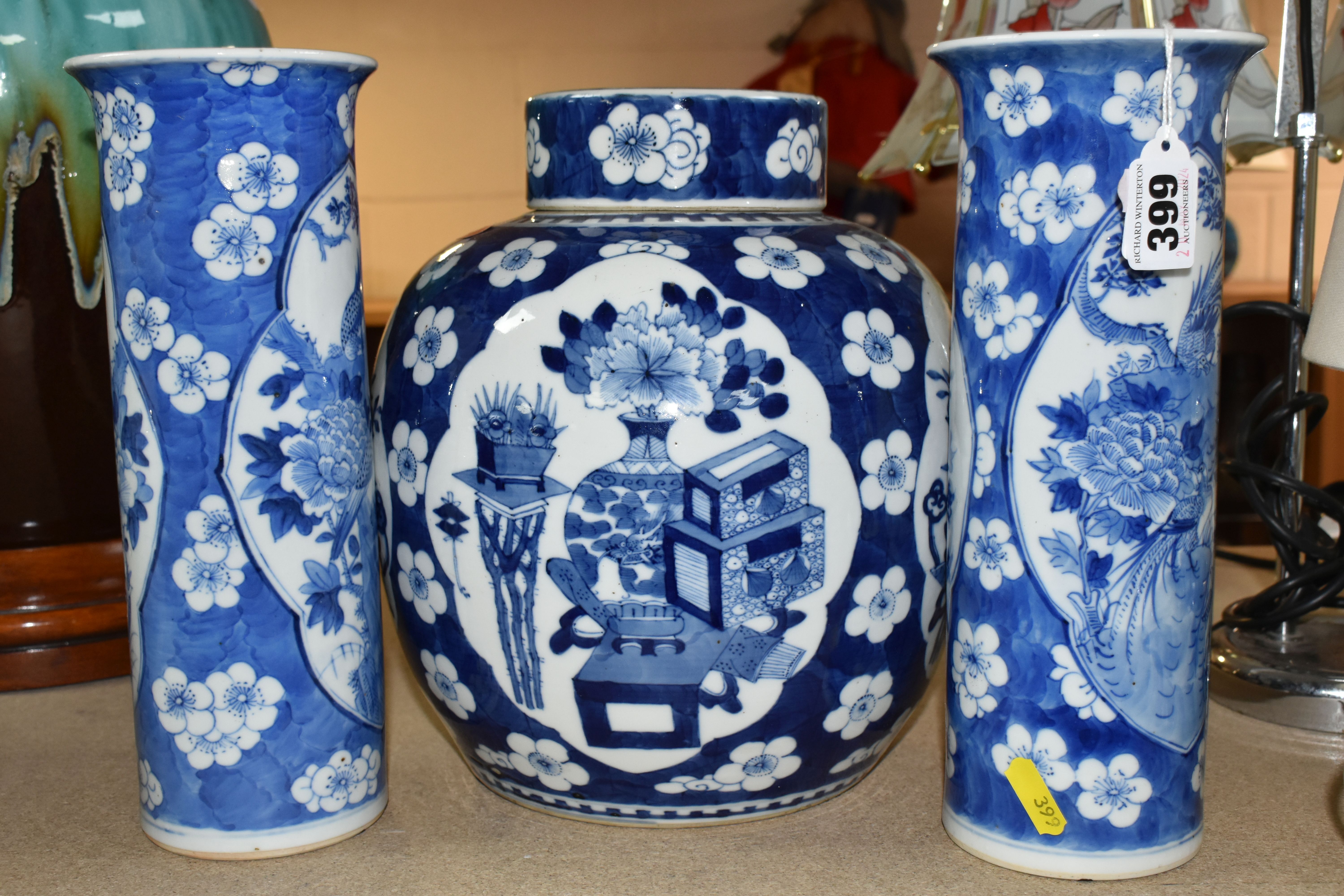 A SELECTION OF ORNAMENTAL CERAMICS INCLUDING A THREE CHINESE VESSELS IN THE PRUNUS BLOSSOM DESIGN, - Bild 11 aus 14