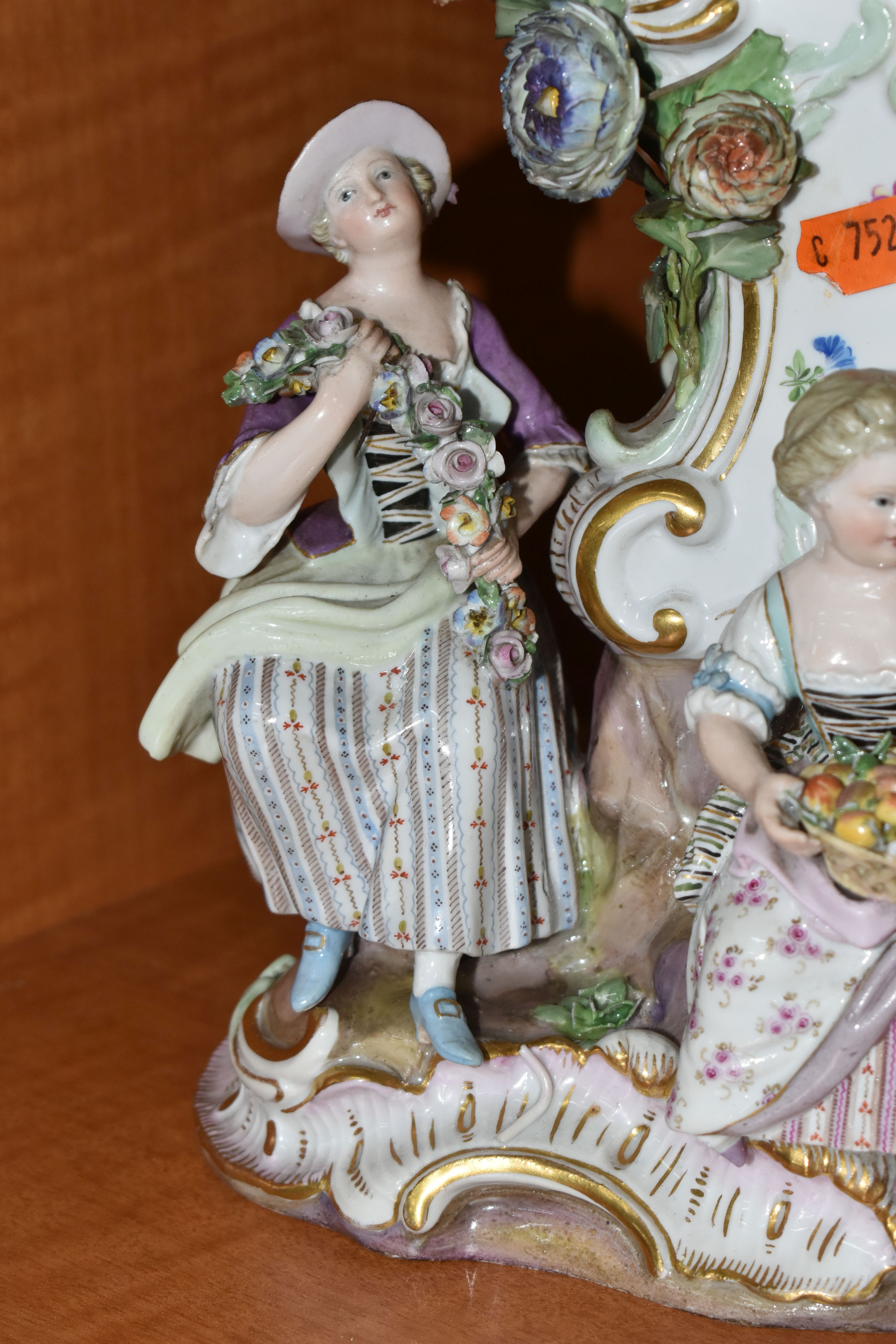 A LATE 19TH CENTURY MEISSEN PORCELAIN FIGURAL MANTEL CLOCK OF BALLOON SHAPE, mould no .572, with - Image 5 of 16
