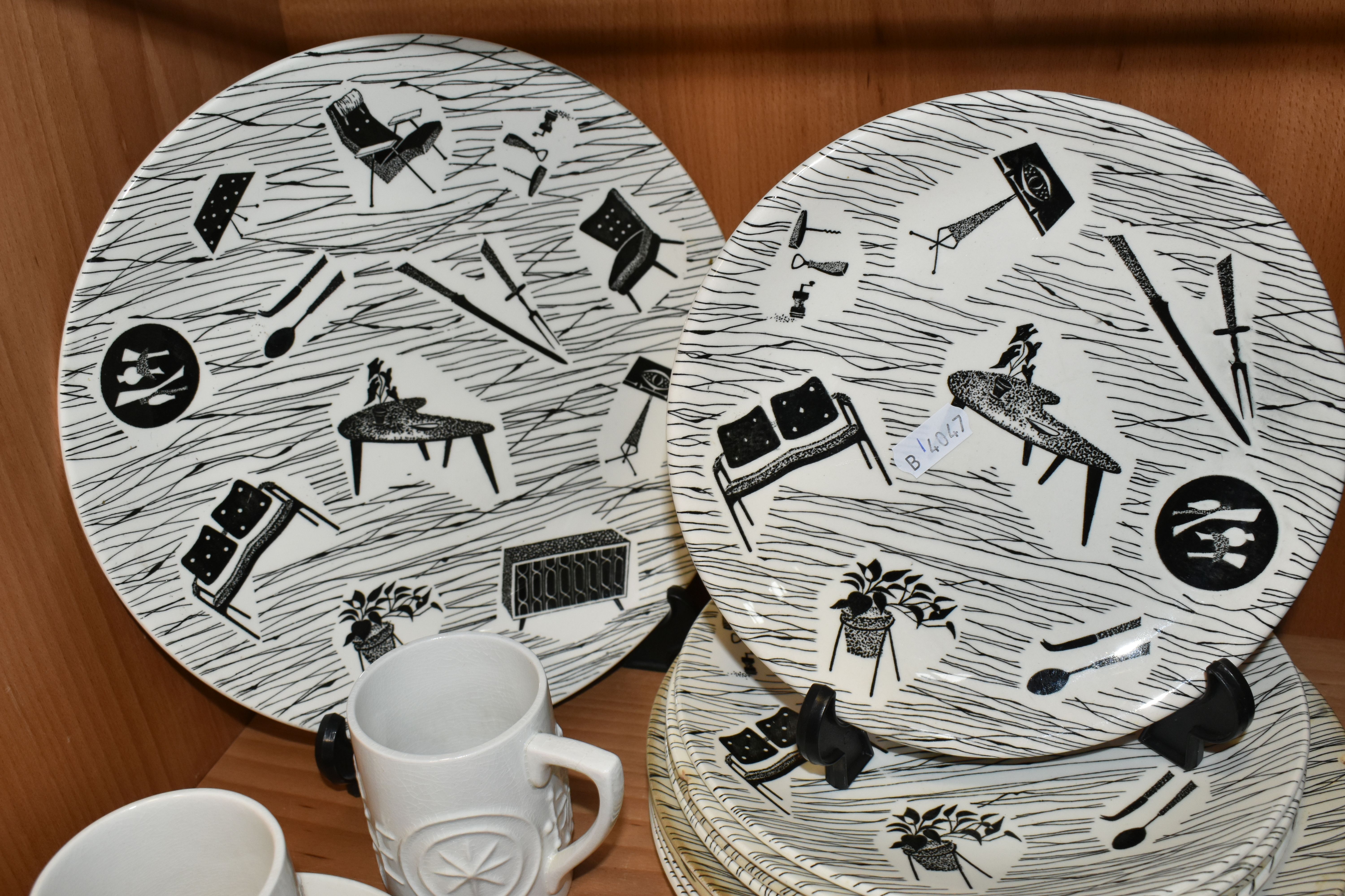 A COLLECTION OF PORTMEIRION TOTEM AND RIDGWAY HOMEMAKER VINTAGE TABLEWARE, comprising a sixteen - Image 3 of 9