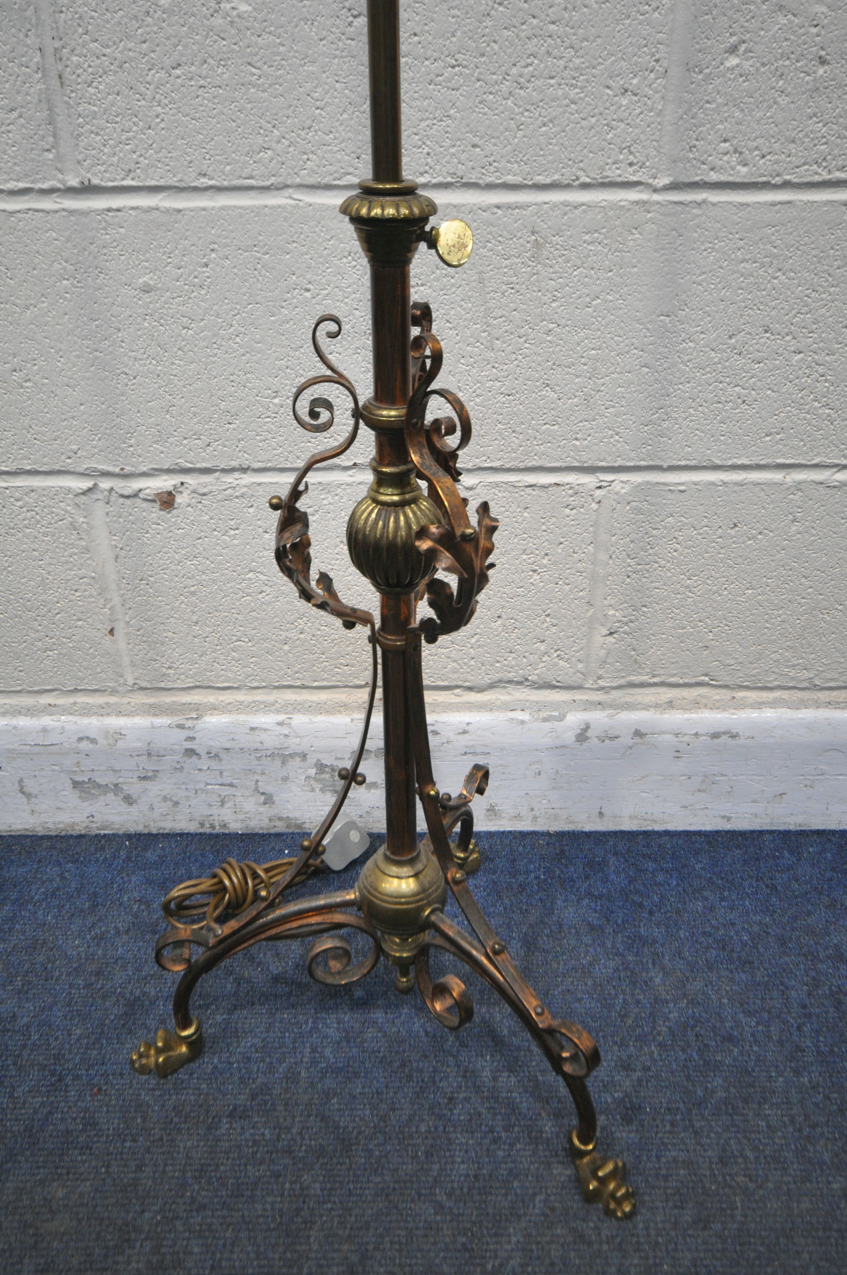 AN ART NOUVEAU BRASS AND COPPER TELESCOPIC STANDARD LAMP, height - Bild 2 aus 4