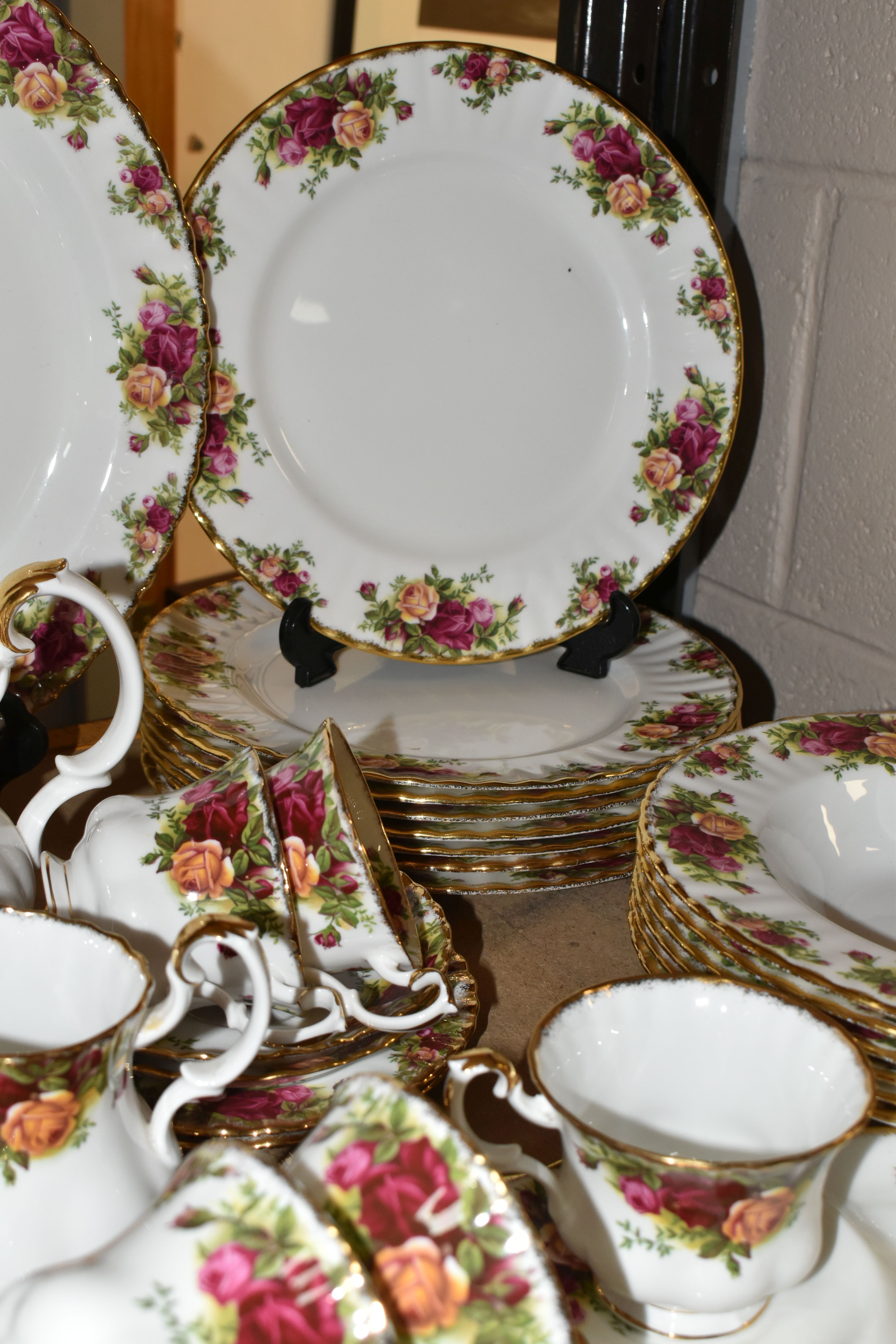 A GROUP OF ROYAL ALBERT 'OLD COUNTRY ROSES' PATTERN DINNERWARE, comprising a large chop dish (marked - Image 4 of 6