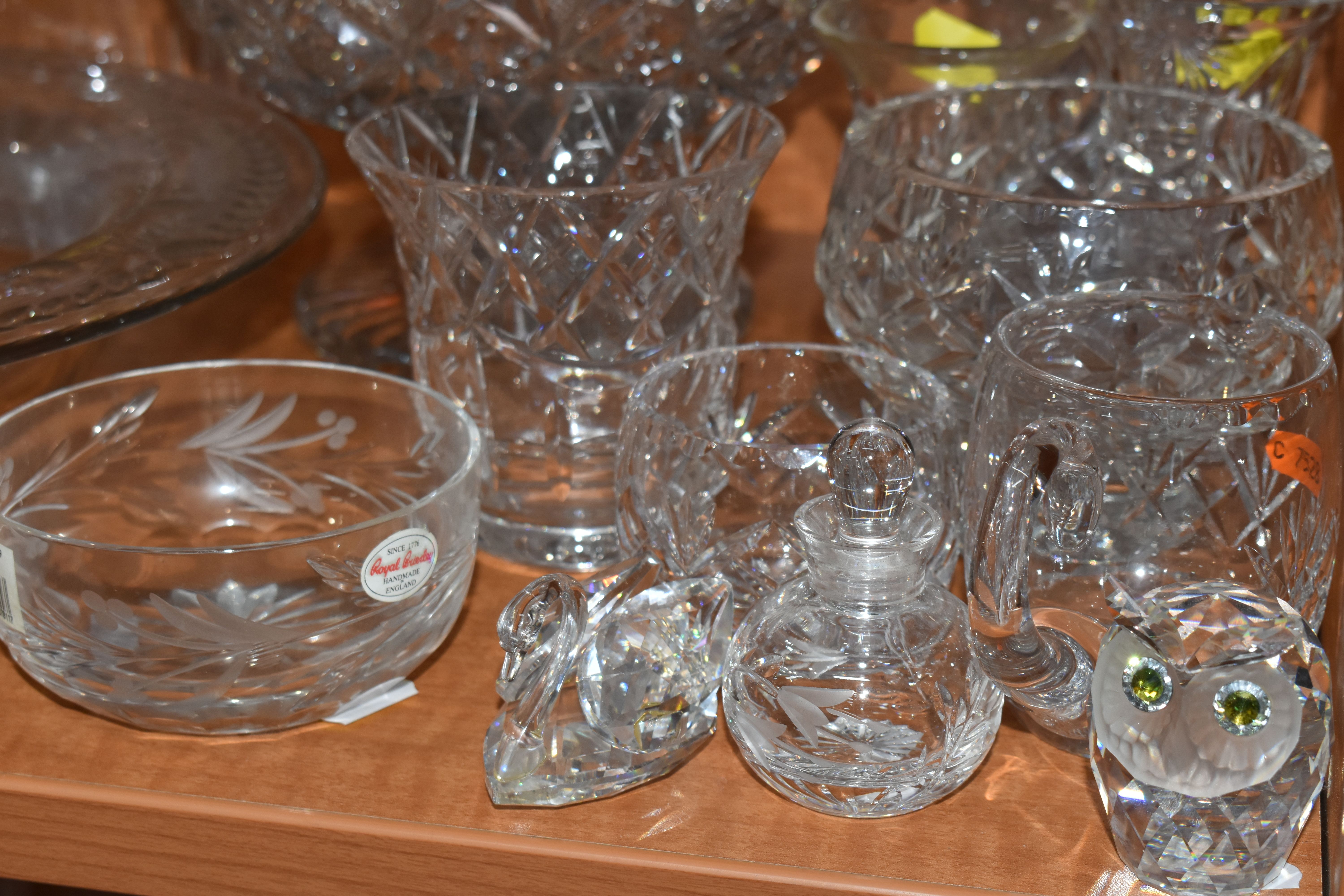 A COLLECTION OF GLASSWARE, including a Swarovski owl, a small Royal Brierly bowl, an Atlantis - Bild 8 aus 8