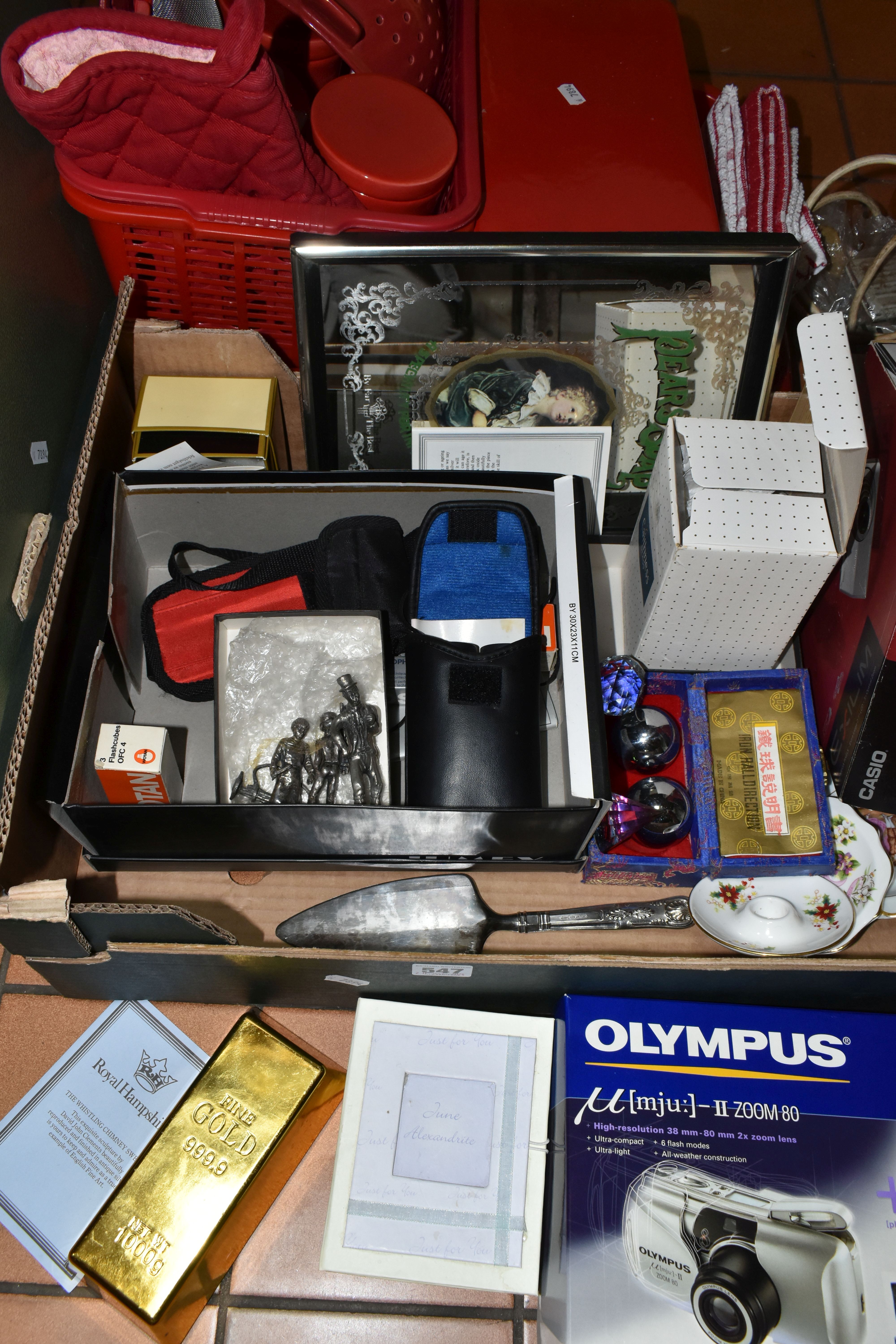 ONE BOX AND LOOSE MISCELLANEOUS SUNDRIES, to include a Majestic typewriter, a Praktica Sport pair of - Bild 3 aus 7