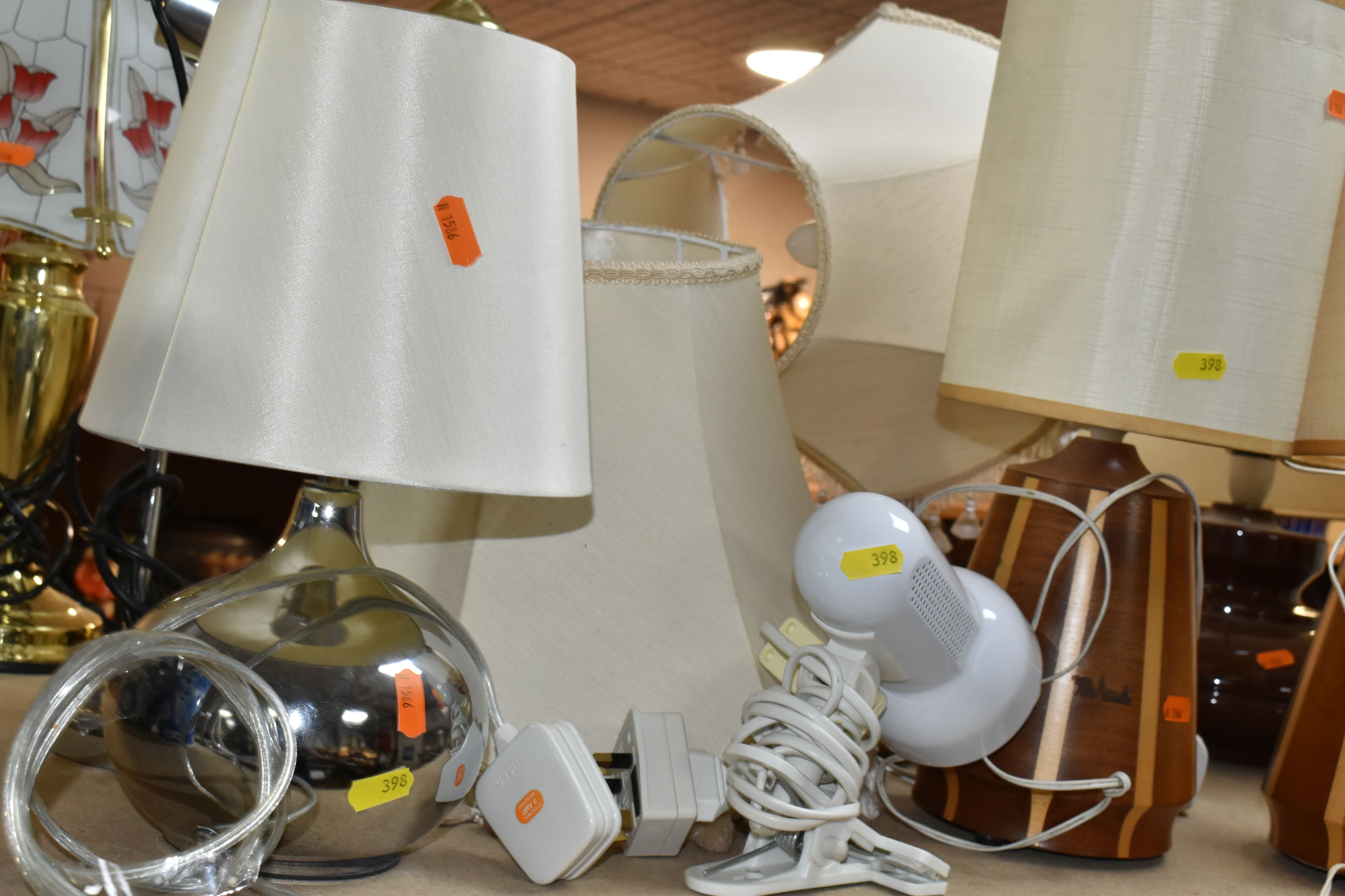 A SELECTION OF 20TH CENTURY LAMPS WITH LAMPSHADES IN A VARIETY OF STYLES, including two 'Lancroft' - Image 5 of 7