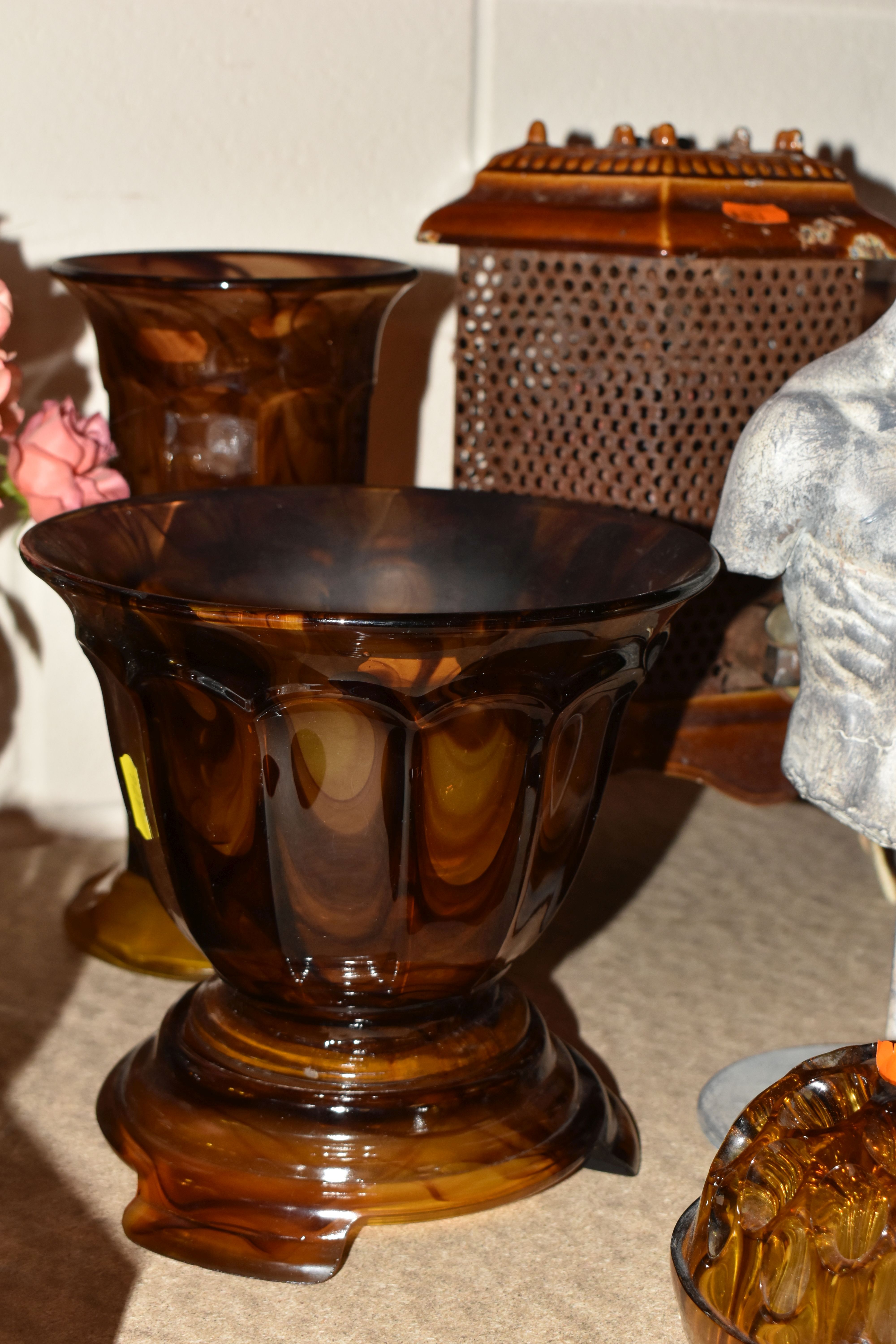 A GROUP OF CERAMICS, GLASS, METALWARE AND SUNDRY ITEMS, to include four pieces of amber/brown - Image 4 of 5