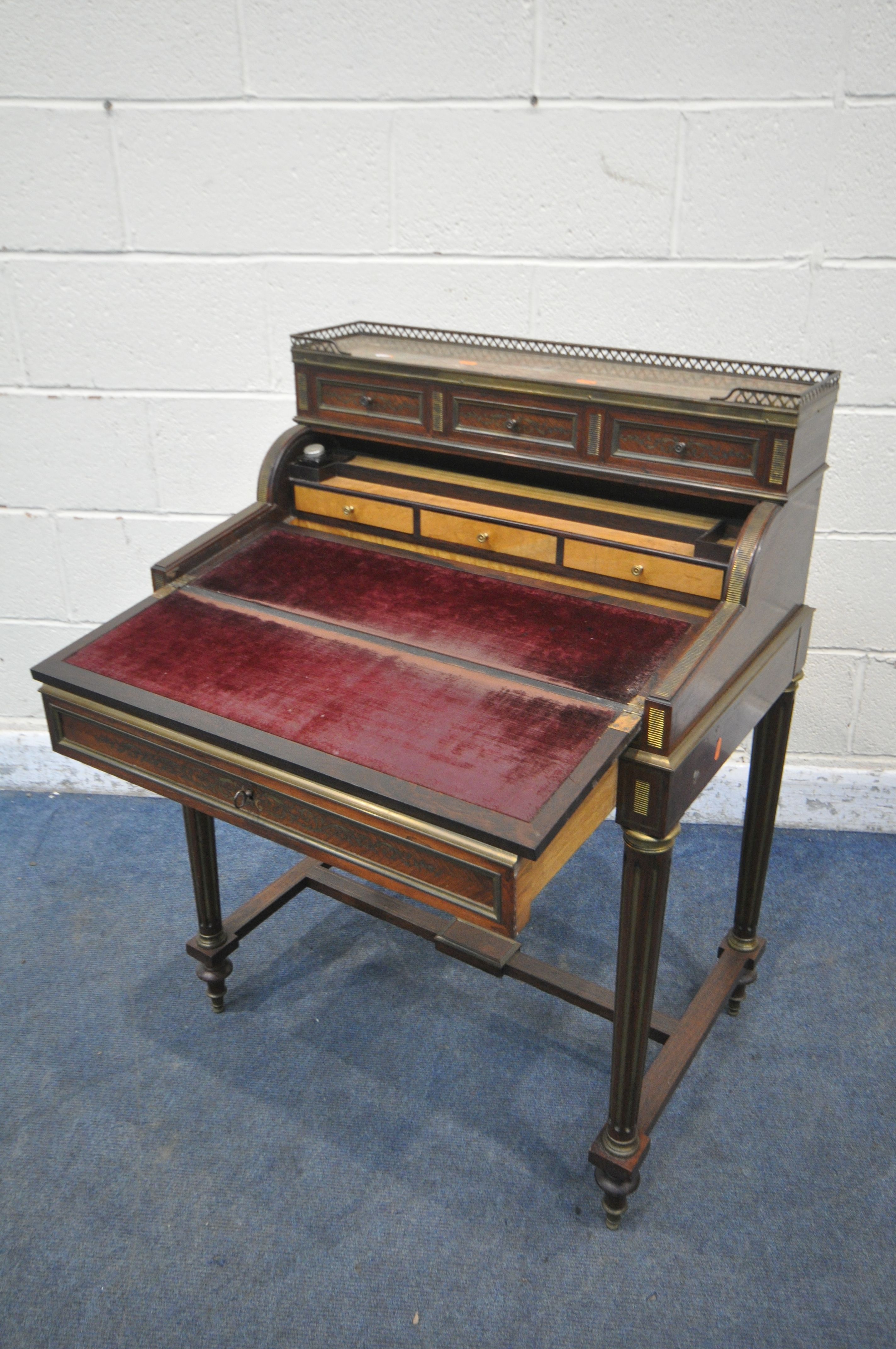 A LOUIS XVI STYLE ROSEWOOD AND BRASS MARQUETRY INLAID WRITING DESK, first/mid 20th century, with - Image 2 of 7