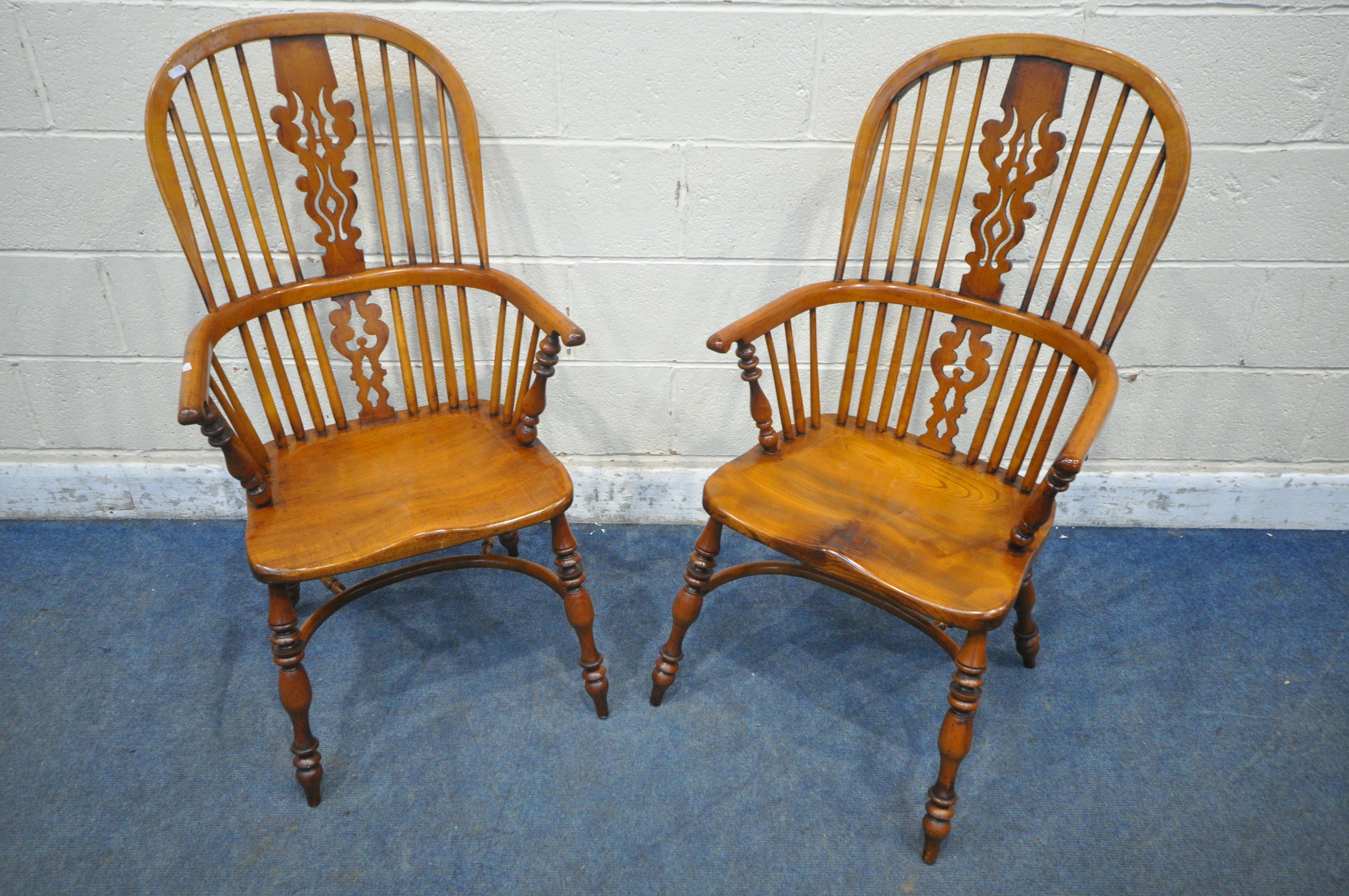 A PAIR OF GOOD QUALITY REPRODUCTION ELM SPLAT BACK WINDSOR ARMCHAIRS, with spindle supports,