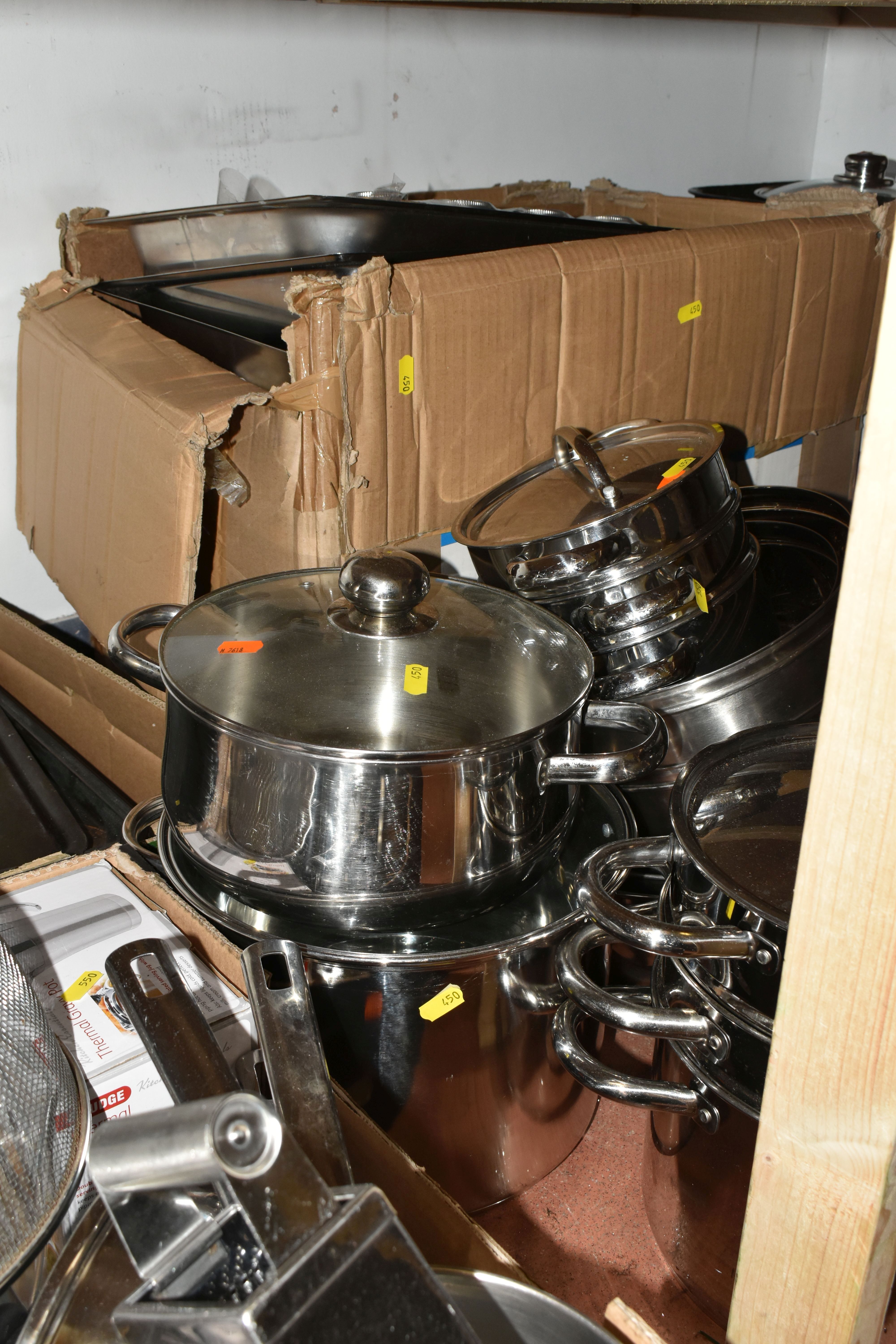 A LARGE QUANTITY OF STAINLESS STEEL KITCHENWARE AND ELECTRICAL APPLIANCES to include pots of various - Image 3 of 5