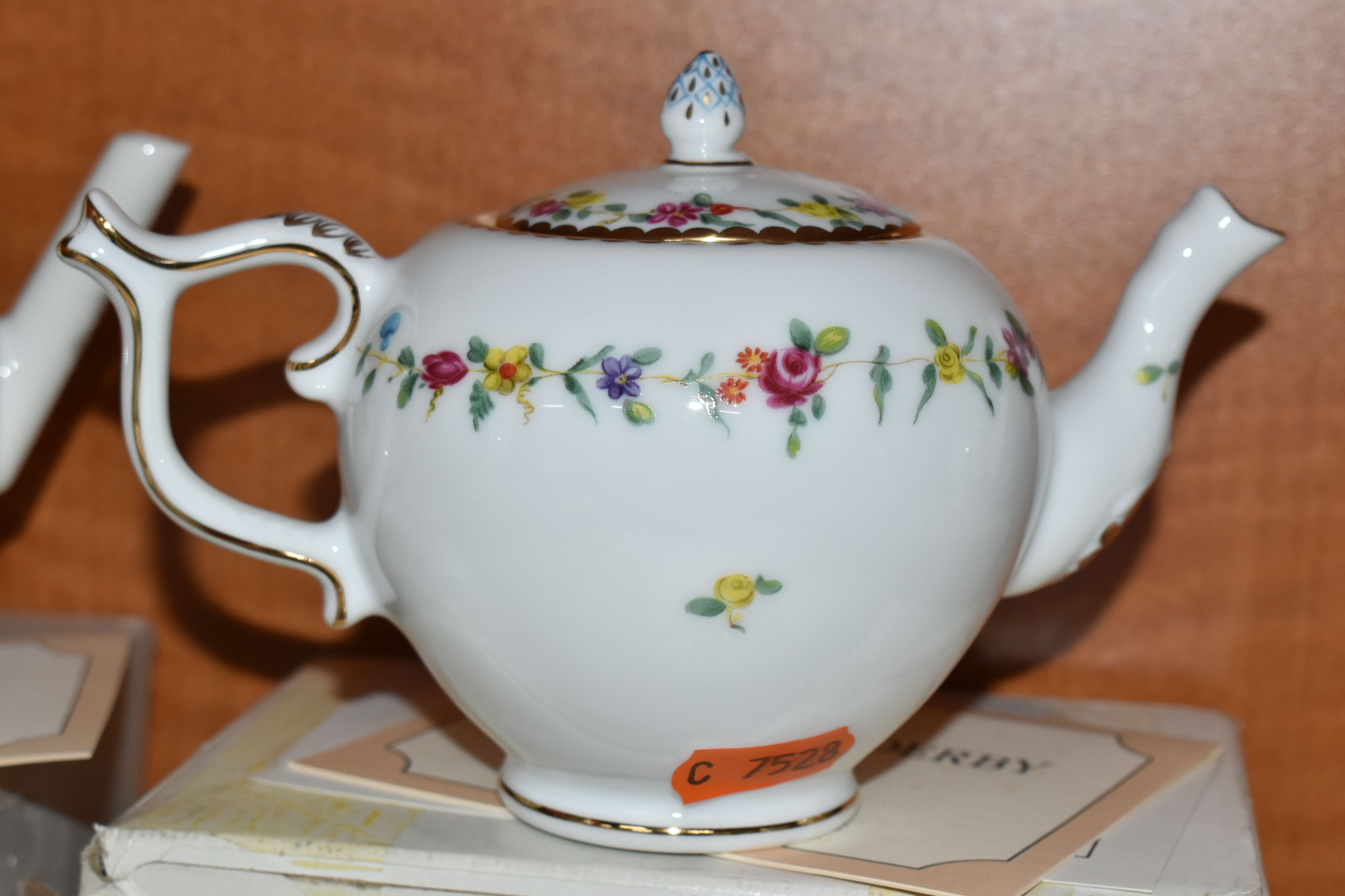 A COLLECTION OF TWELVE BOXED FRANKLIN MINT 'THE VICTORIA & ALBERT MUSEUM PORCELAIN TEAPOT - Image 13 of 17