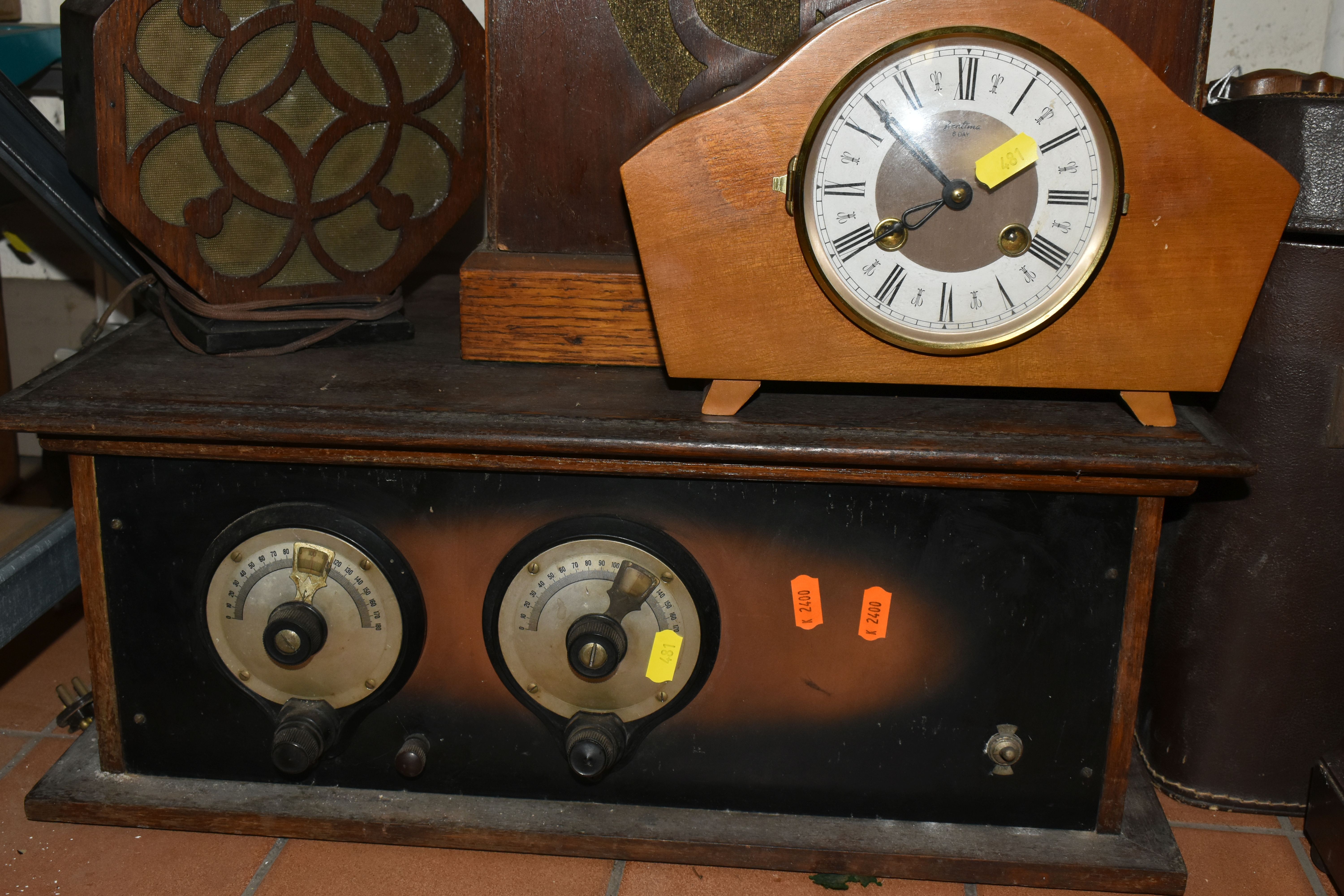 A GROUP OF SUNDRIES, to include an early 20th century vanity case, large mantel clock (worm holes - Bild 3 aus 6