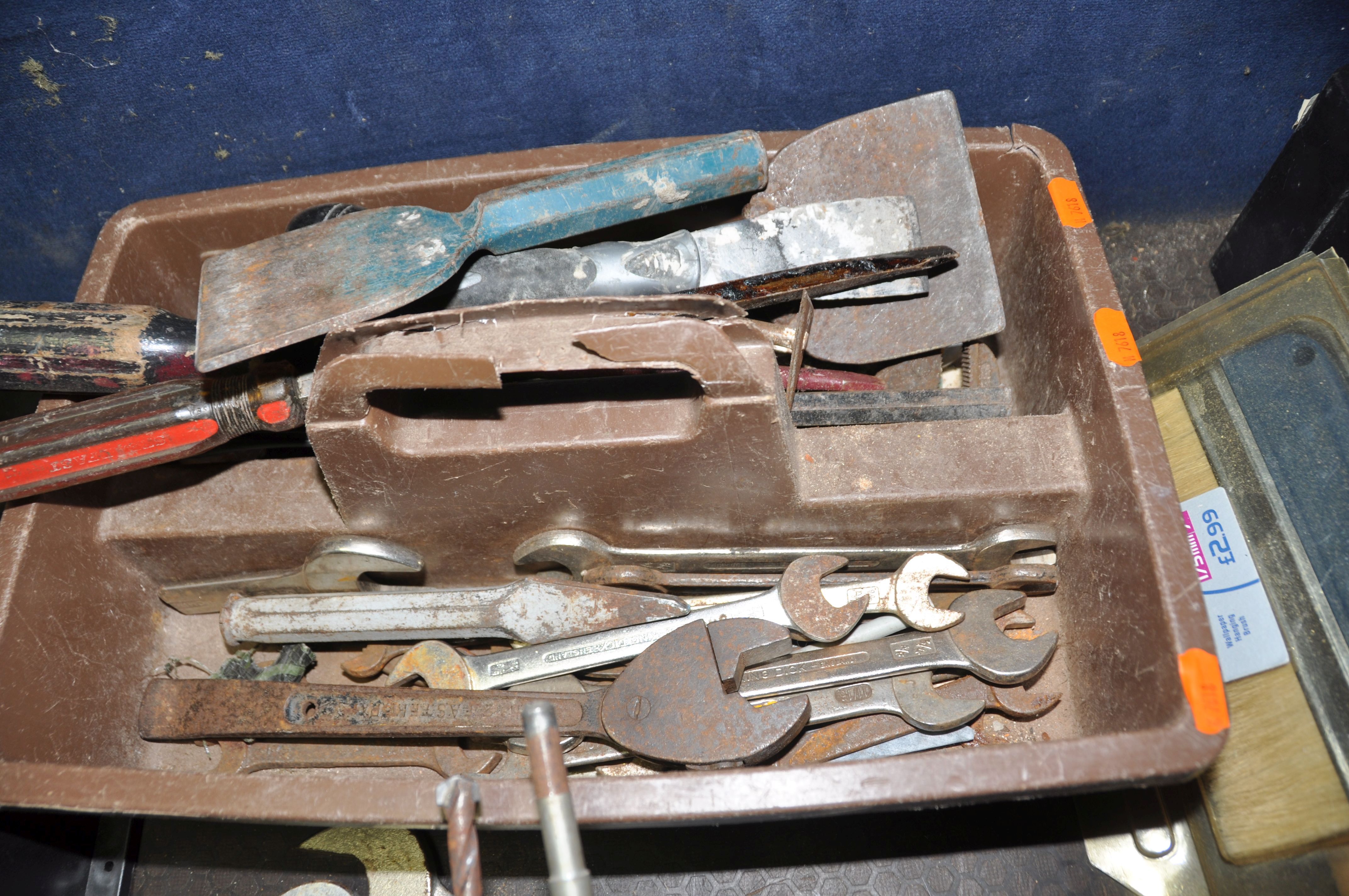 A PLASTIC BOX, A TOOLBOX AND A TRAY CONTAINING HAND TOOLS including an Acorn No 4 1/2 plane, a Moore - Image 5 of 8