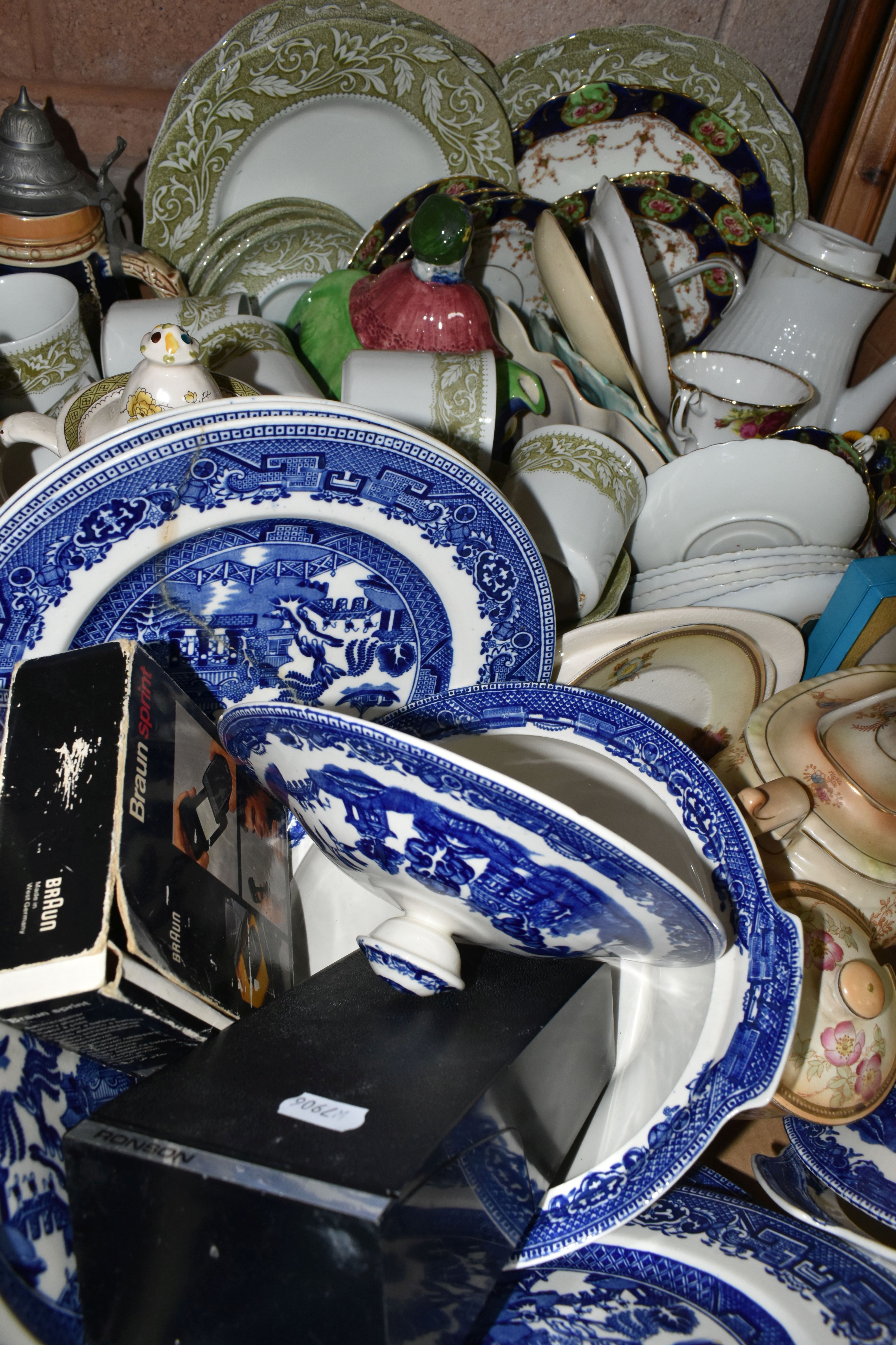 TWO BOXES OF CERAMICS, to include a twenty two piece Willow pattern part dinner service by Alfred - Image 5 of 5
