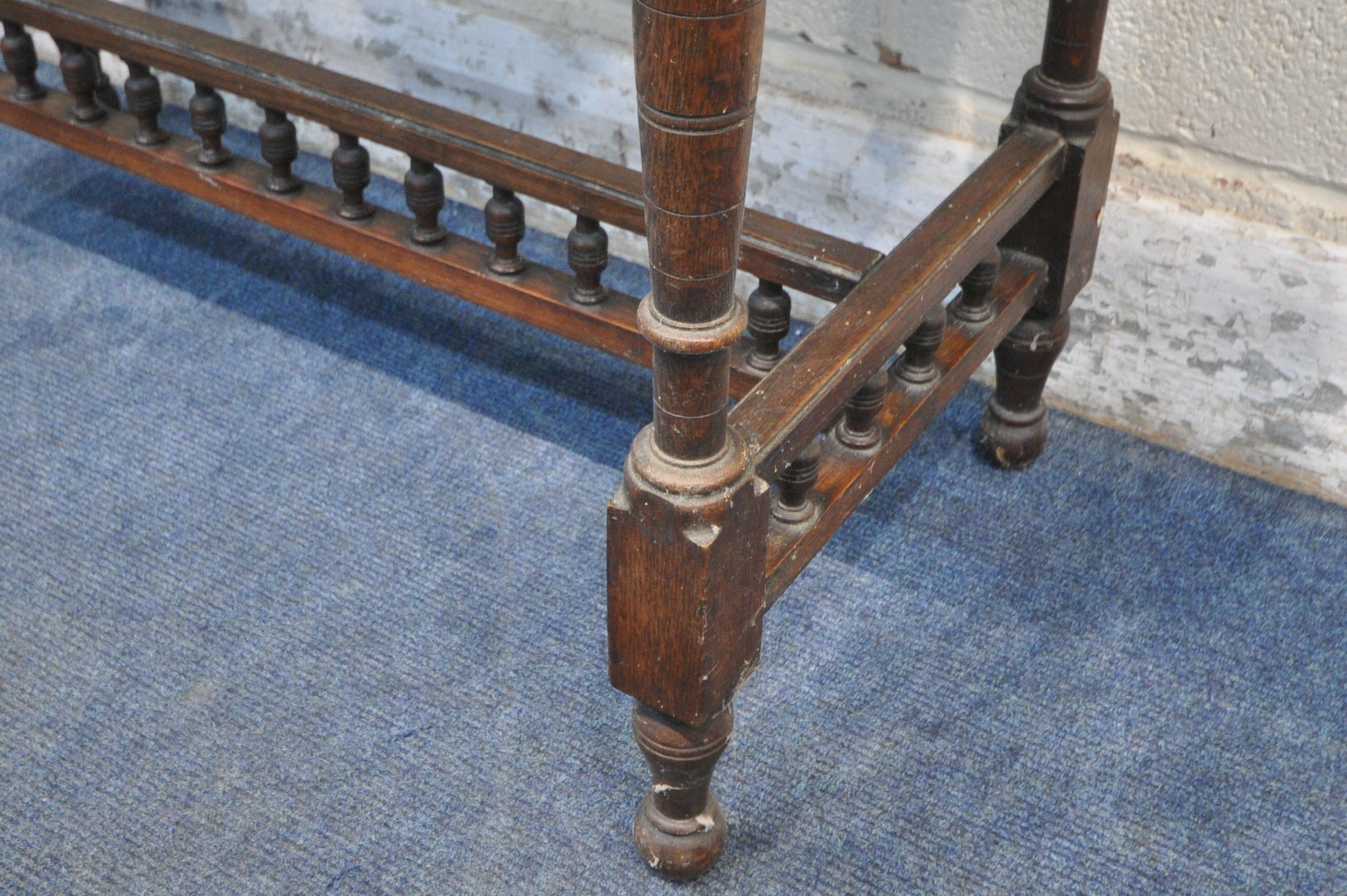 AN EARLY 20TH CENTURY OAK SIDE TABLE, raised on turned and tapered supports, united by stretchers - Bild 4 aus 4