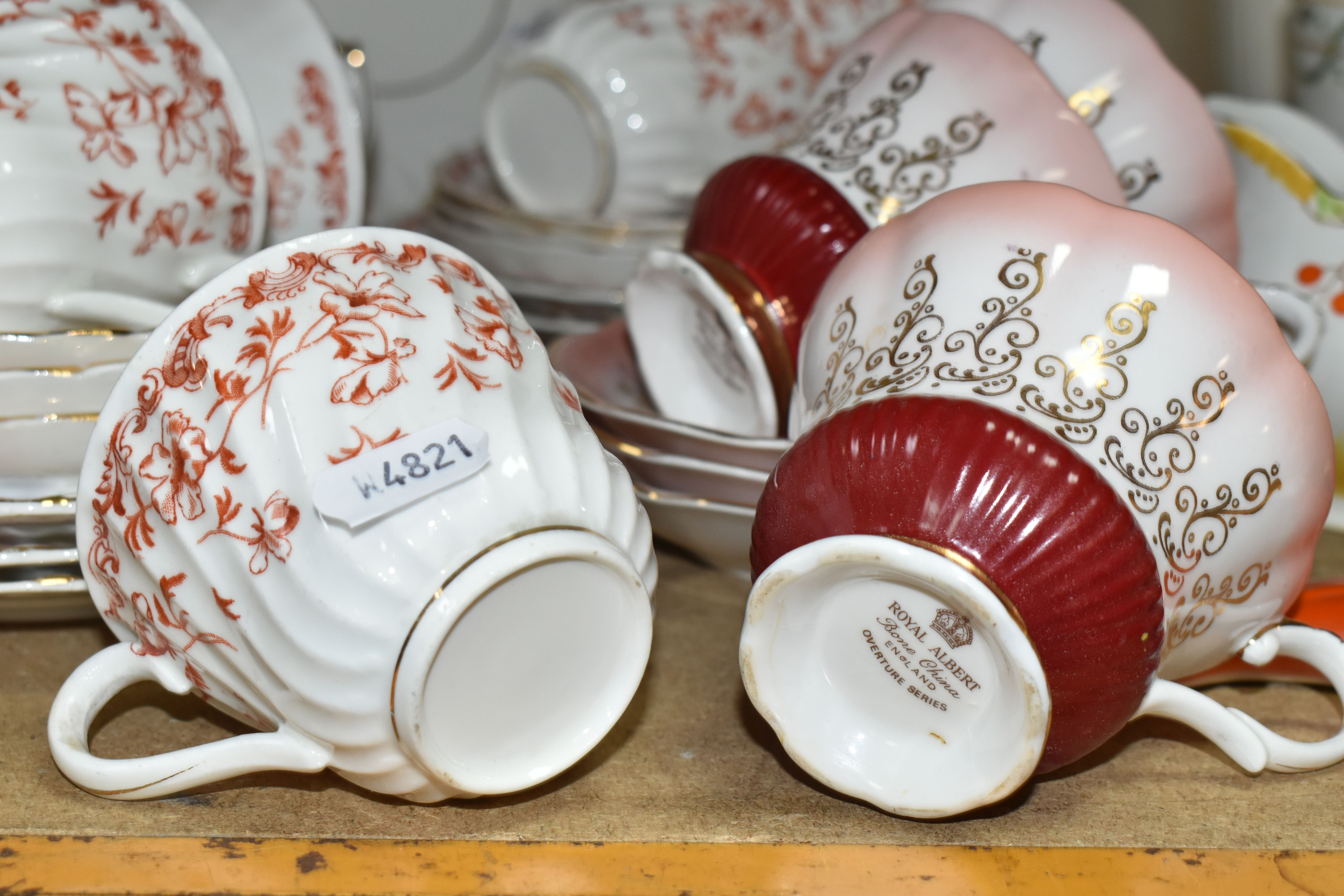 A GROUP OF NAMED CERAMICS, comprising two graduated Carlton Ware Guinness toucan wall plaques ( - Image 9 of 11