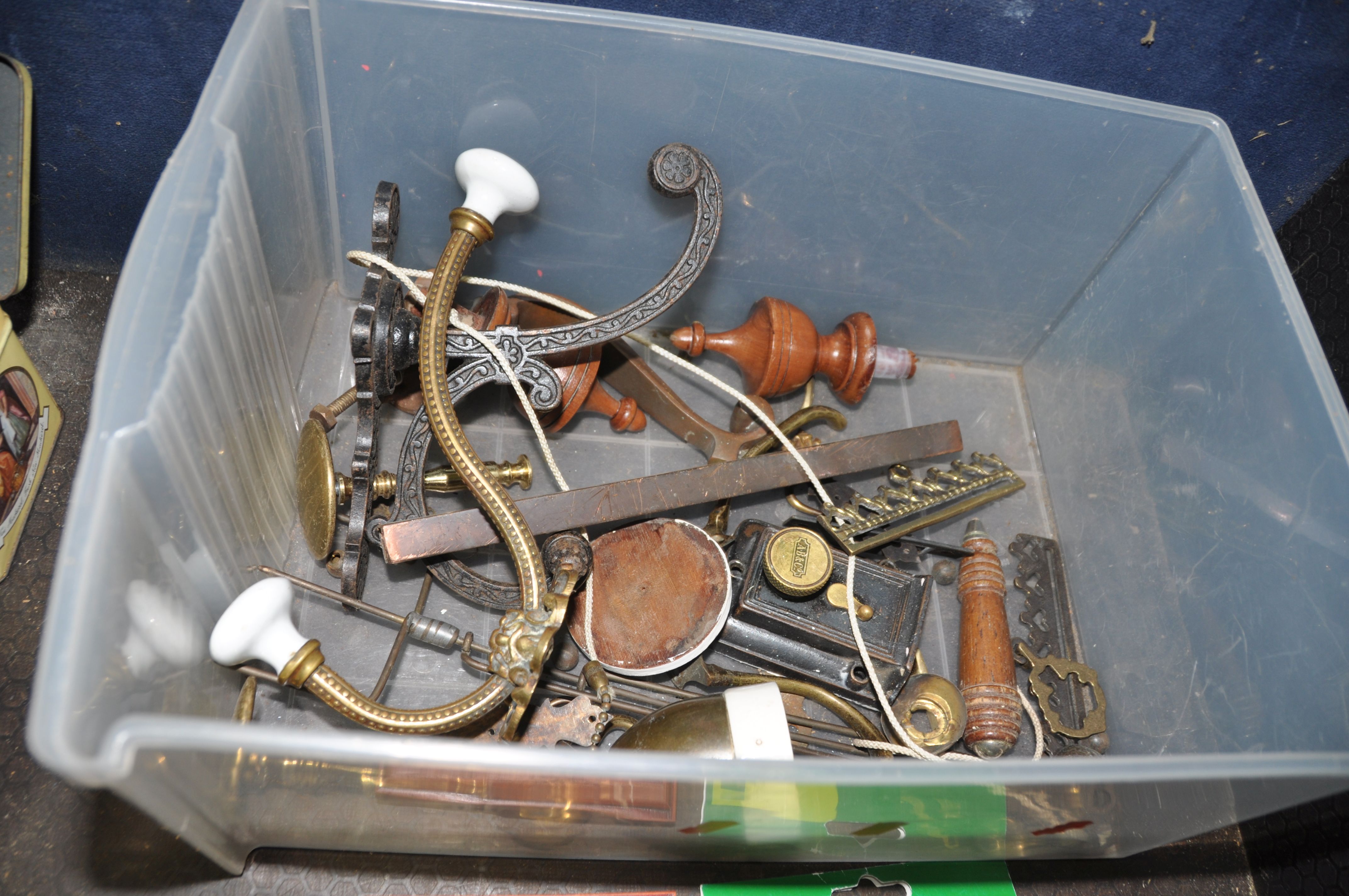 TWO TRAYS CONTAINING VINTAGE AND REPRODUCTION BRASS DOOR FURNITURE AND HARDWARE including door - Image 6 of 9