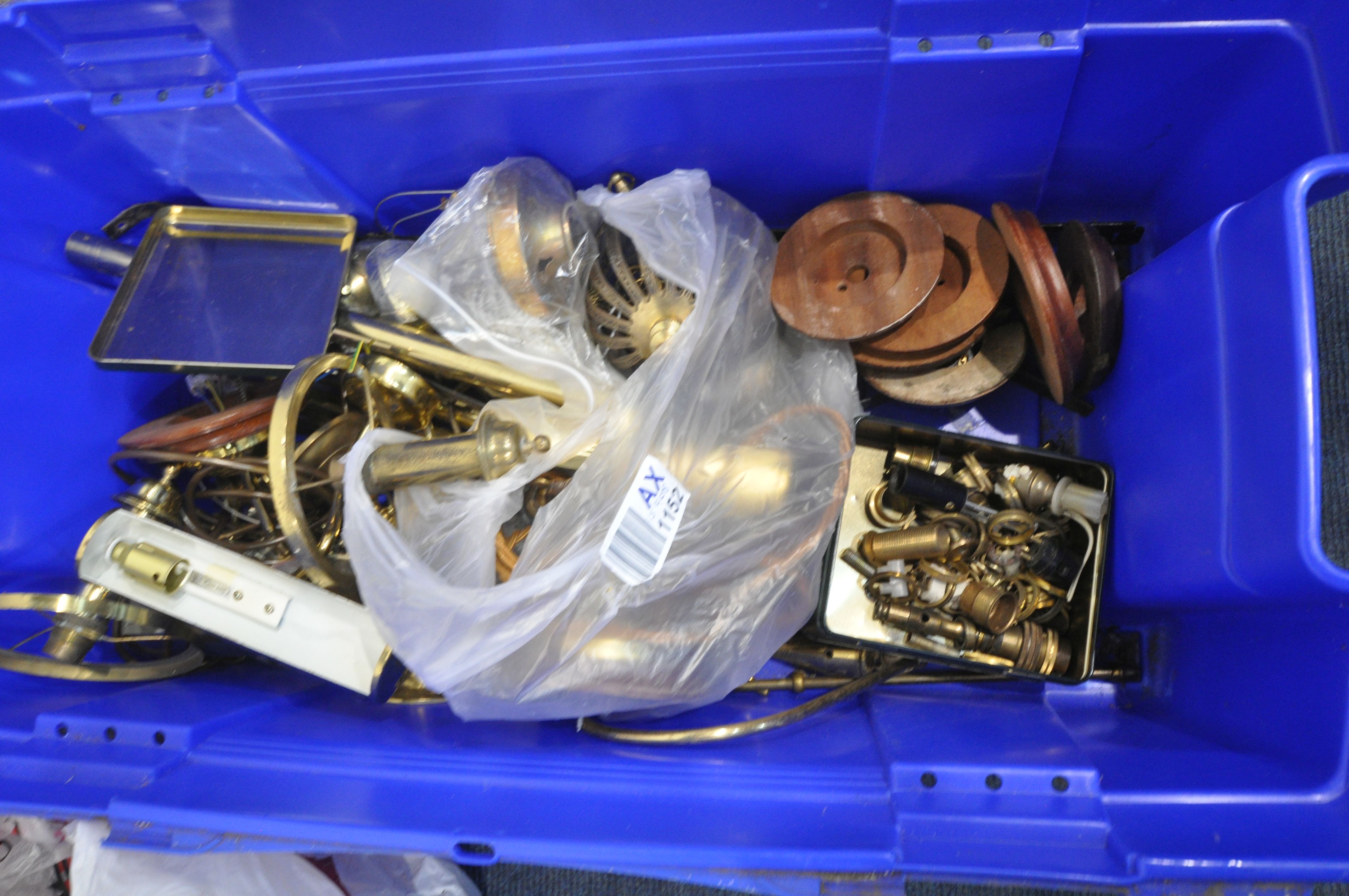 A BOX CONTAINING A SELECTION OF BRASS LIGHT FITTINGS, two table lamps, a small quantity of furniture - Bild 2 aus 8