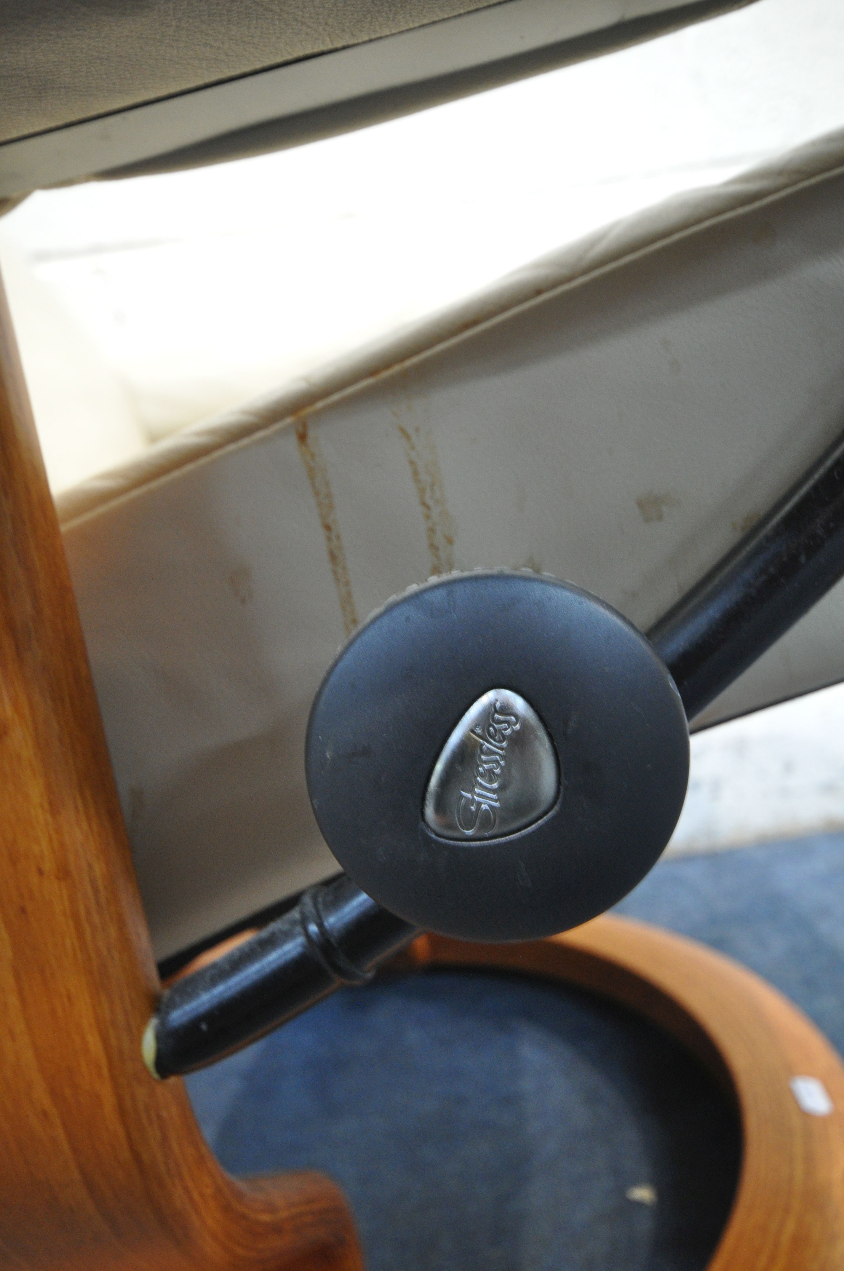 AN EKORNES STRESSLESS CREAM LEATHER SWIVEL RECLINING ARMCHAIR, along with a footstool (condition - Image 5 of 5