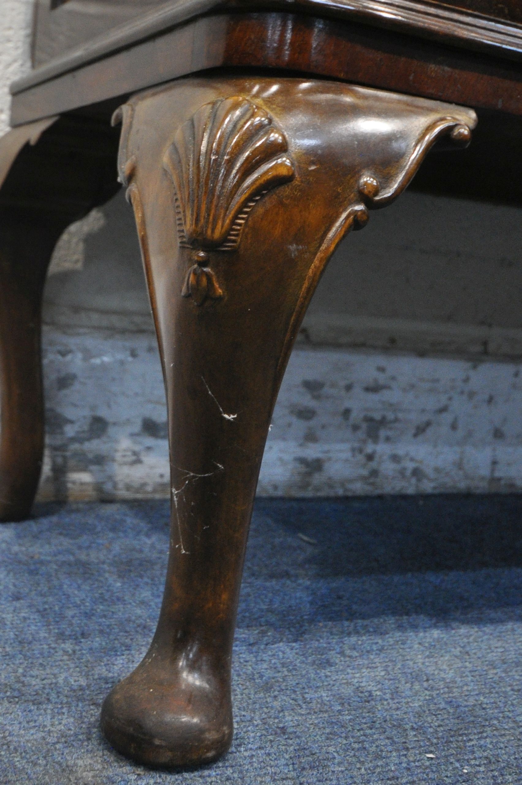 AN EARLY 20TH CENTURY MAHOGANY BREAKFRONT DISPLAY CABINET, with a single astragal glazed door, - Image 4 of 4