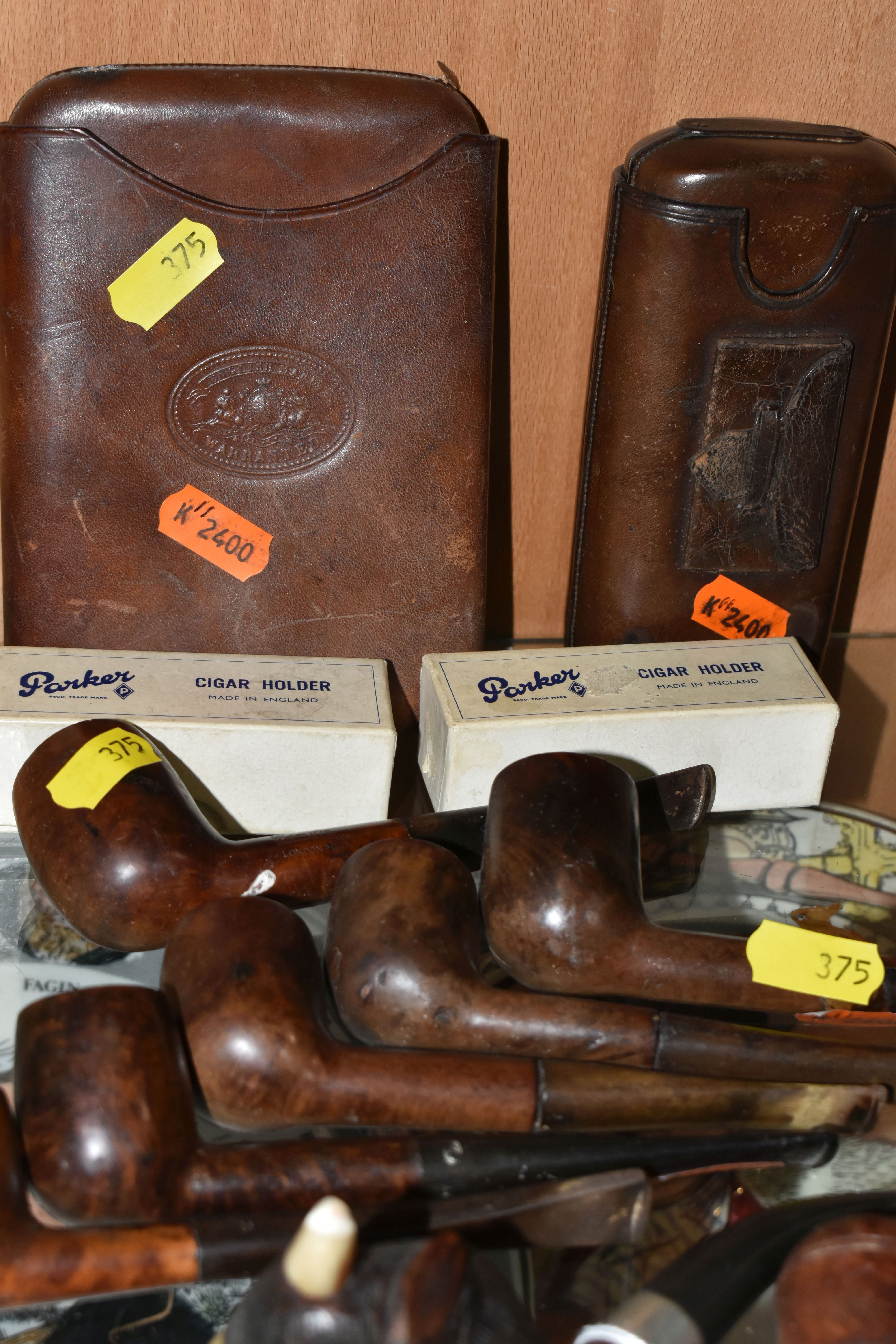 A COLLECTION OF TOBACCO PIPES AND CHEROOT HOLDERS, comprising two brown leather cigar cases, two - Bild 4 aus 6