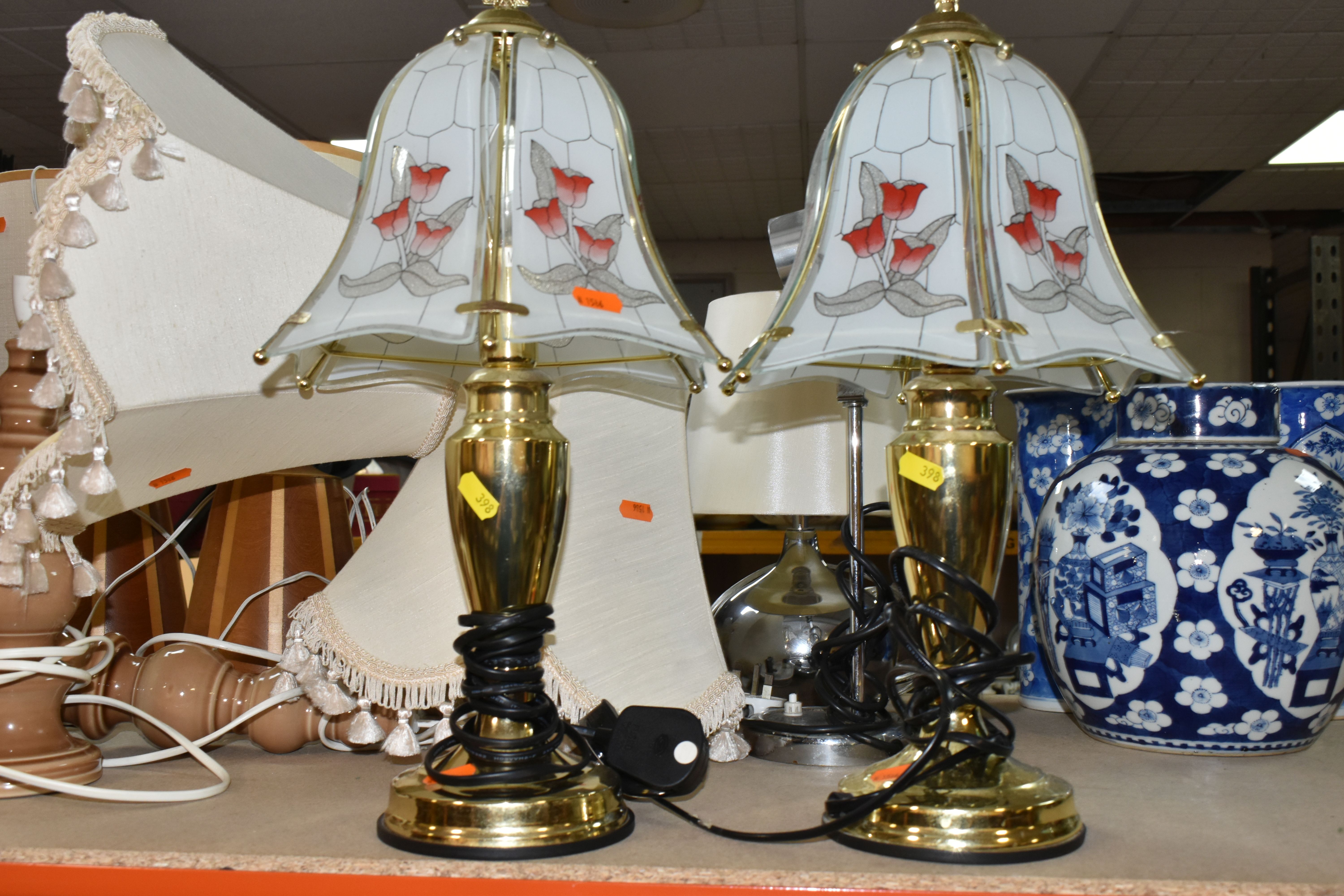 A SELECTION OF 20TH CENTURY LAMPS WITH LAMPSHADES IN A VARIETY OF STYLES, including two 'Lancroft' - Image 6 of 7