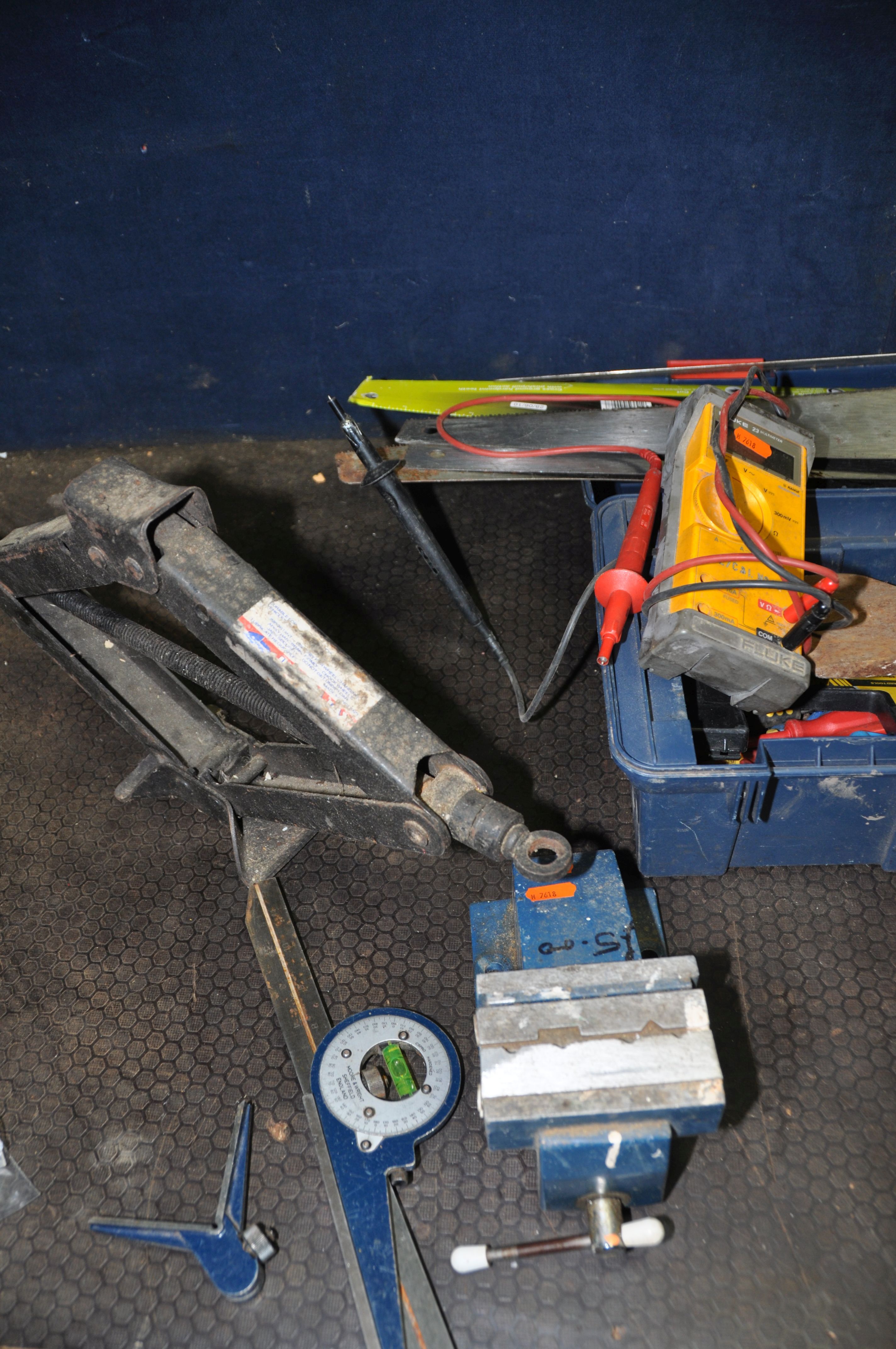 A PLASTIC BOX, A TOOLBOX AND A TRAY CONTAINING HAND TOOLS including an Acorn No 4 1/2 plane, a Moore - Image 7 of 8