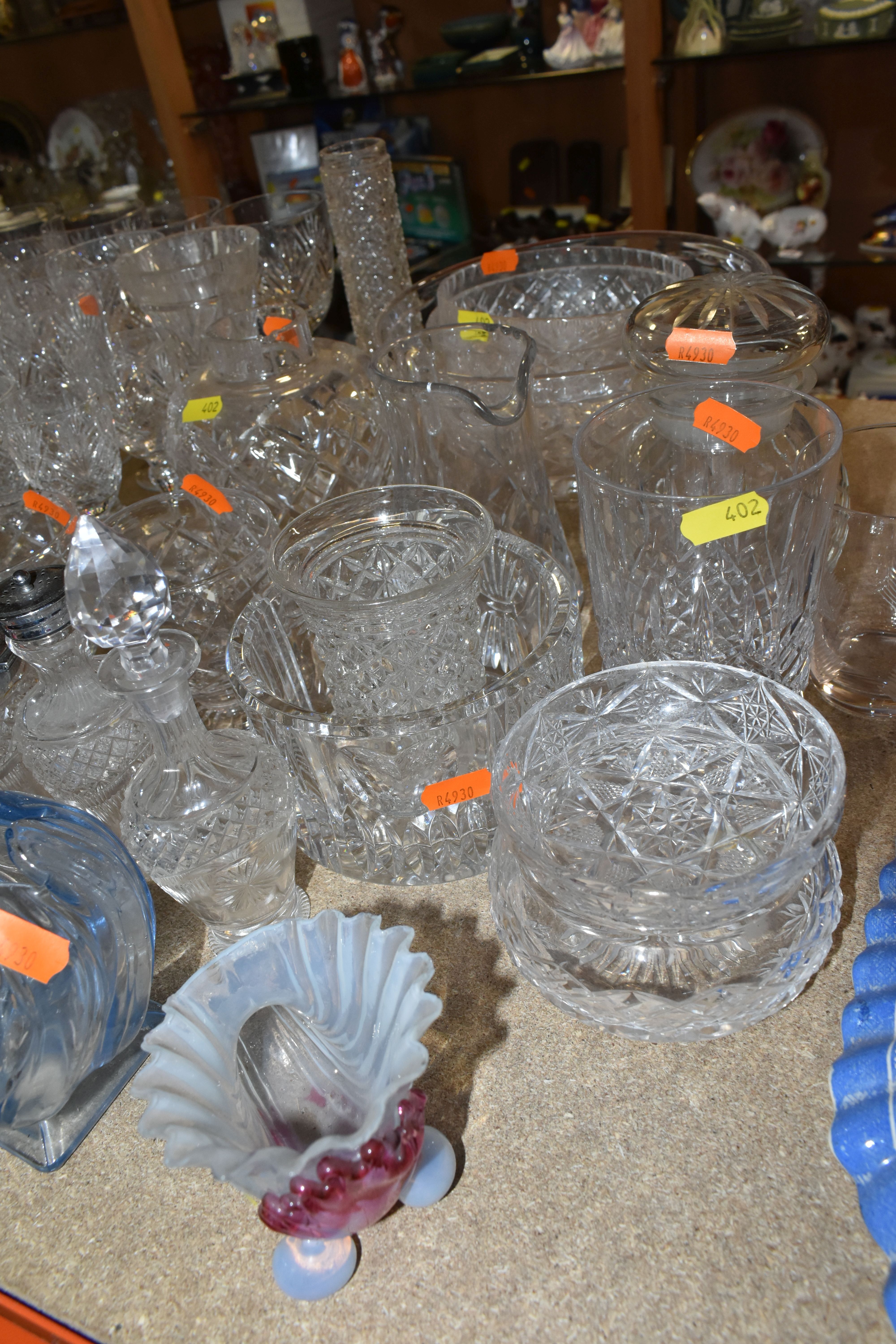 A LARGE SELECTION OF GLASSWARE INCLUDING A WATERFORD CRYSTAL CLOCK, TOGETHER WITH A VARIETY OF - Image 7 of 11