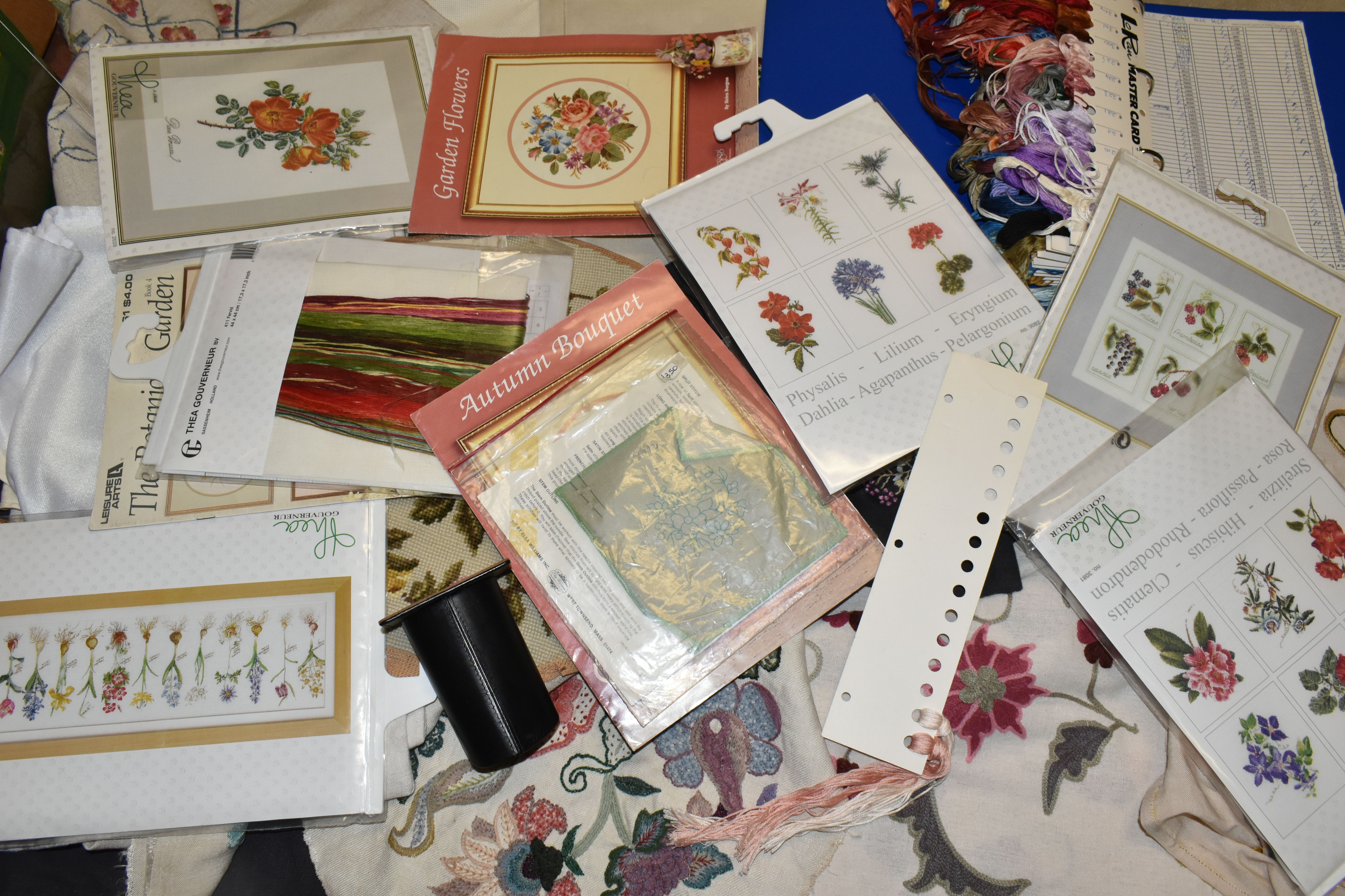 ONE BOX AND LOOSE EMBROIDERY EXAMPLES AND KITS AND FABRIC ROLLS, ETC, - Bild 6 aus 9