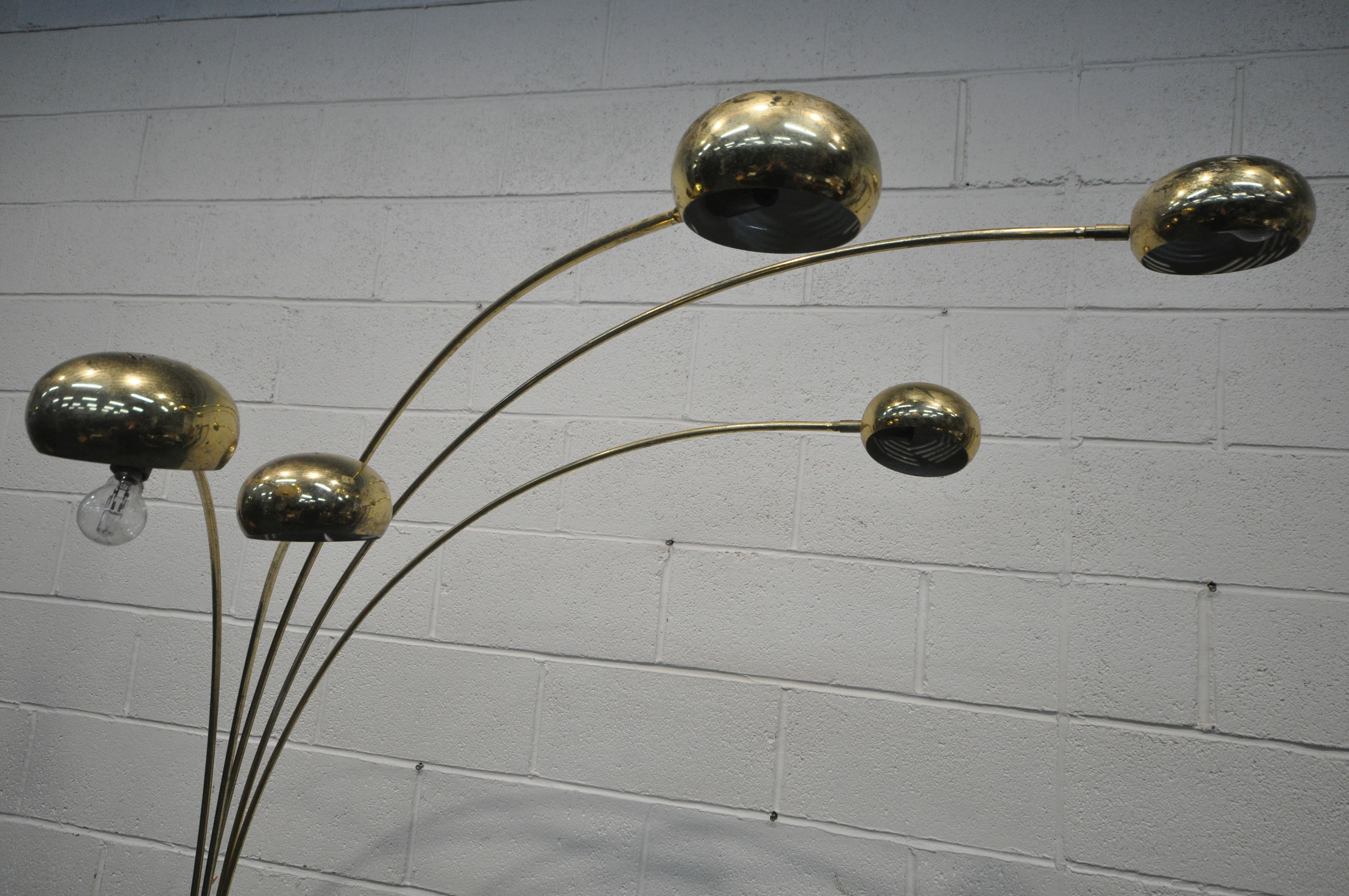 A GUZZINI STYLE GILT METAL ARC LAMP, with five lights, on a marble base (condition report: - Bild 2 aus 3