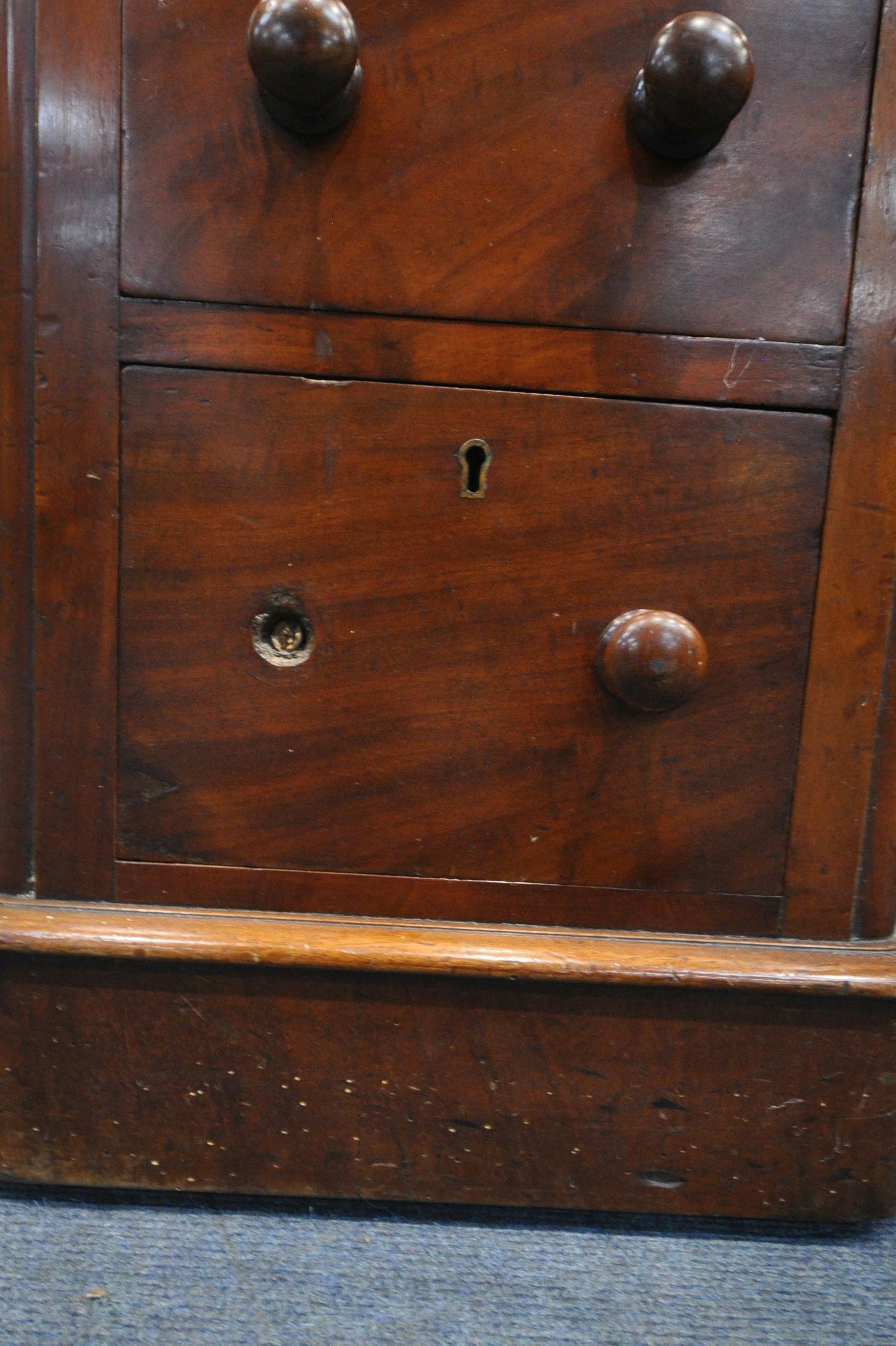 A 19TH CENTURY MAHOGANY TWIN PEDESTAL DRESSING TABLE, with an oval mirror, fitted with an - Bild 4 aus 4