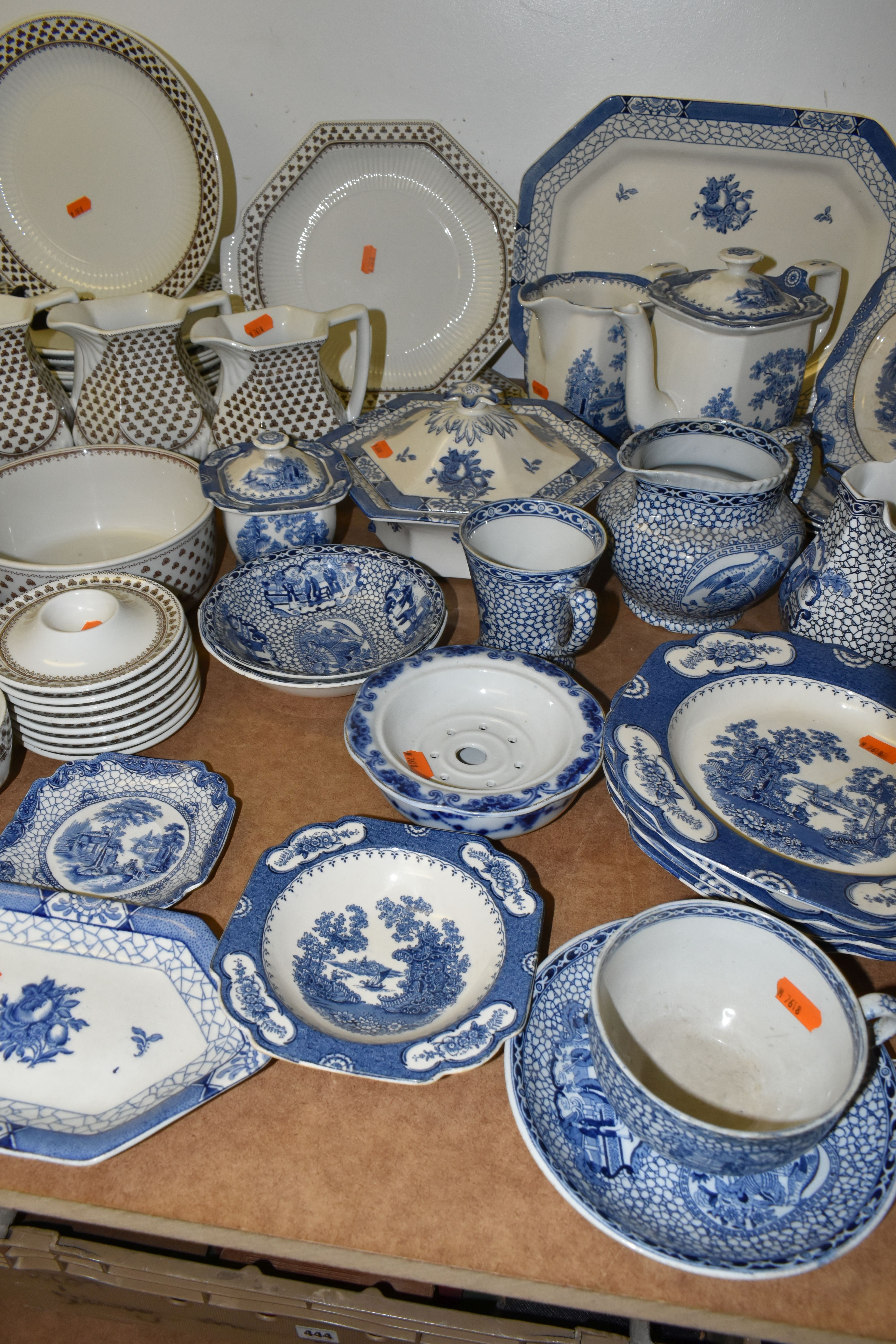 A LARGE QUANTITY OF 'ADAMS' IRONSTONE IN TRADITIONAL BLUE AND WHITE ORIENTAL DESIGNS AND A DINNER - Image 3 of 8