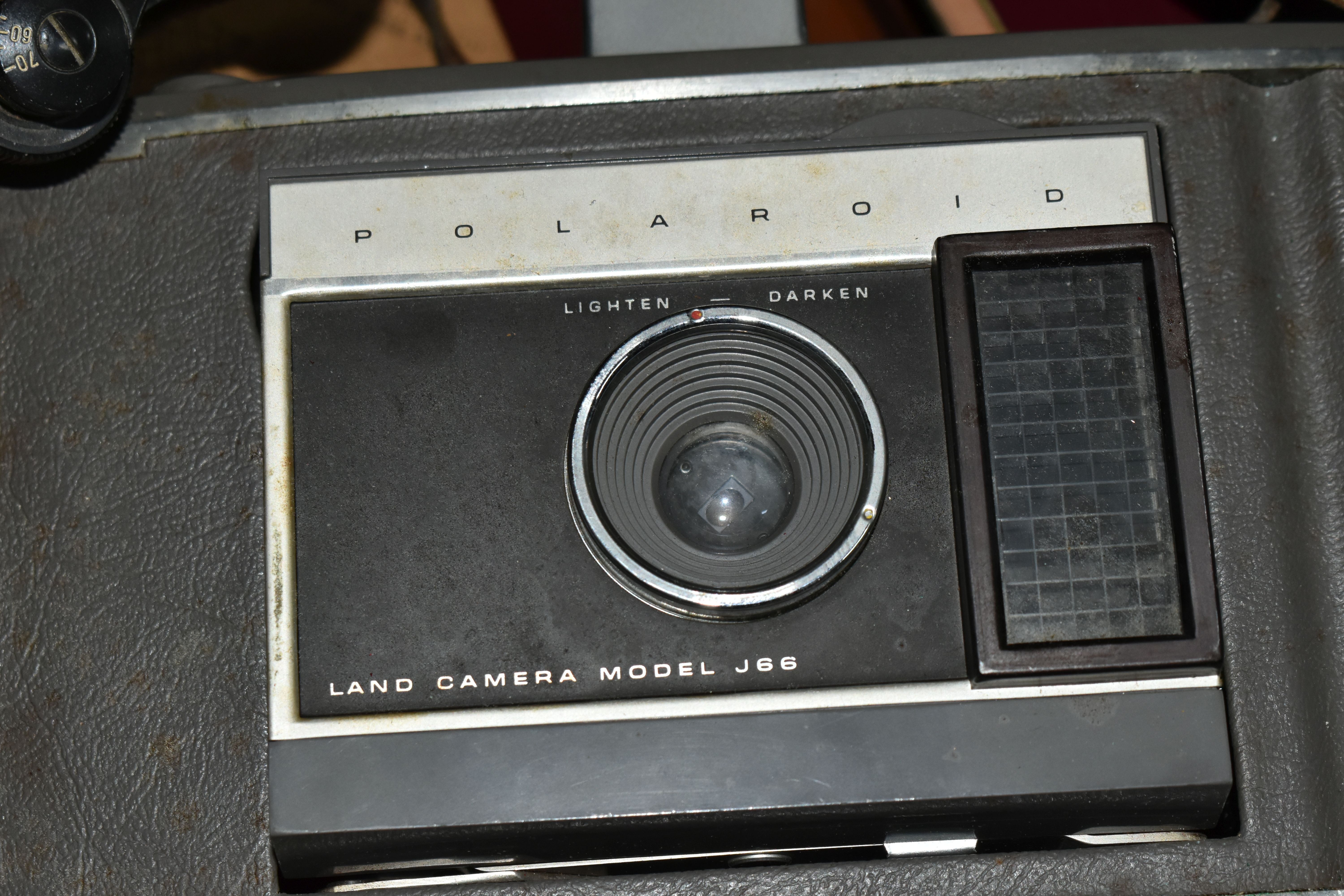 A CASED POLAROID LAND CAMERA MODEL J66 AND A BOX OF ASSORTED CAMERAS AND BINOCULARS, including a - Image 10 of 11