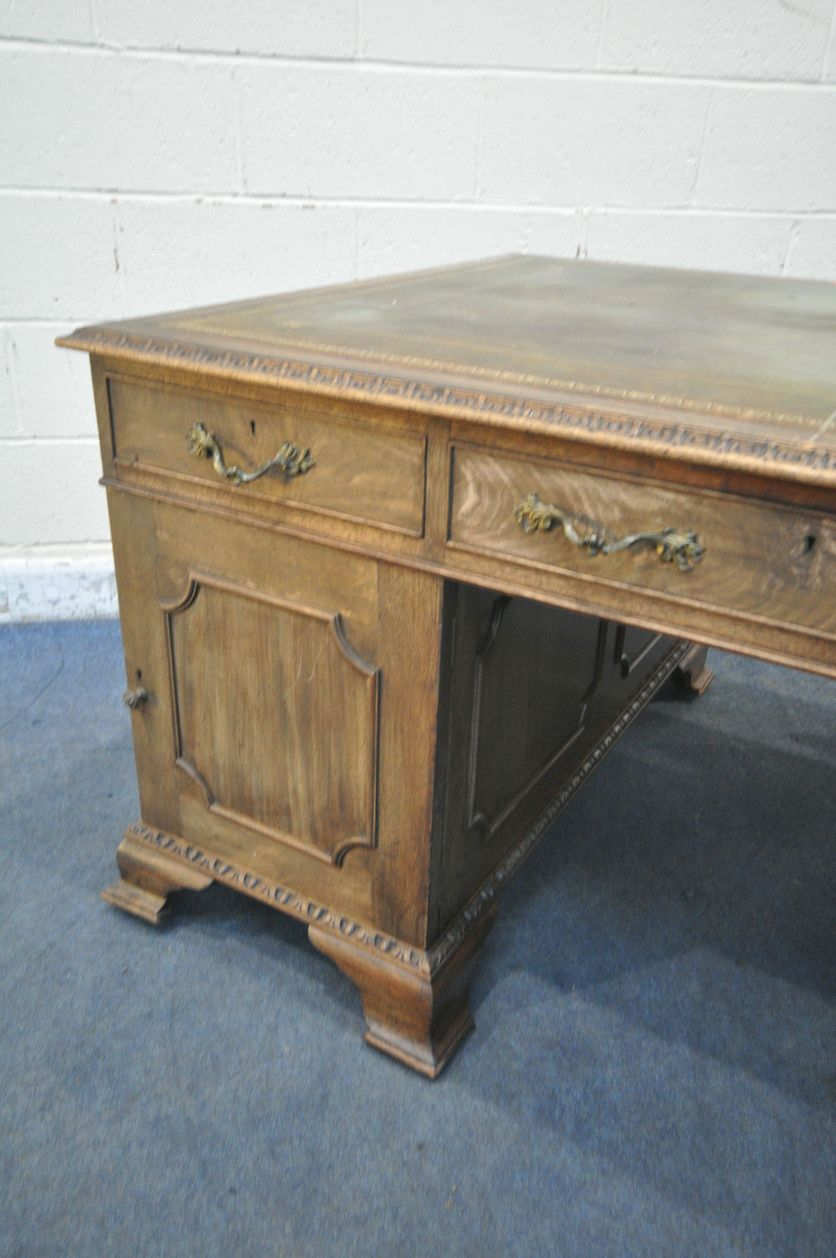 A REPRODUCTION GEORGIAN STYLE MAHOGANY PARTNERS DESK, with a green and tooled gilt leather writing - Bild 9 aus 12