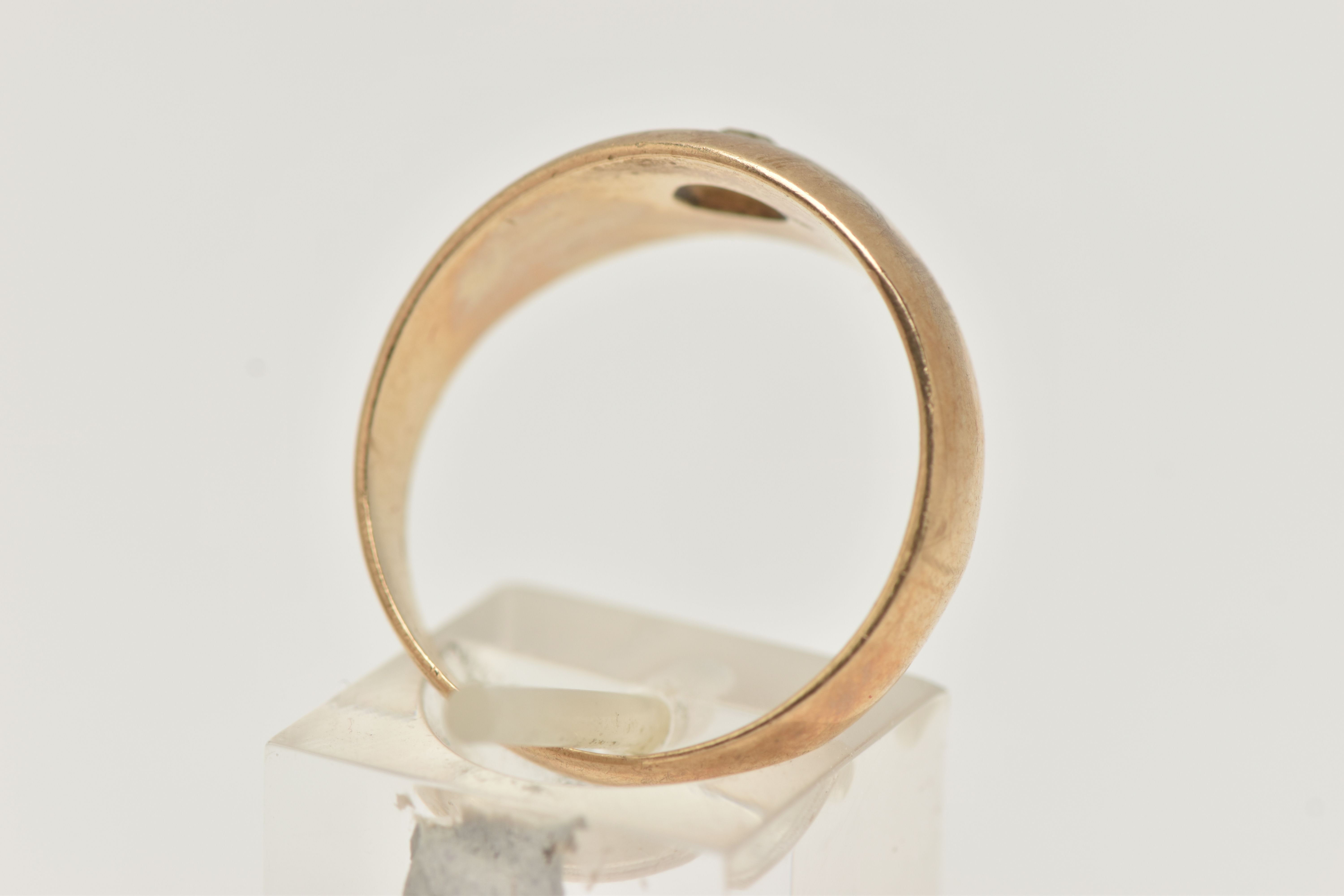 A GENTS 9CT GOLD SIGNET RING, set with a circular cut colourless spinel, in a star setting, polished - Image 3 of 4