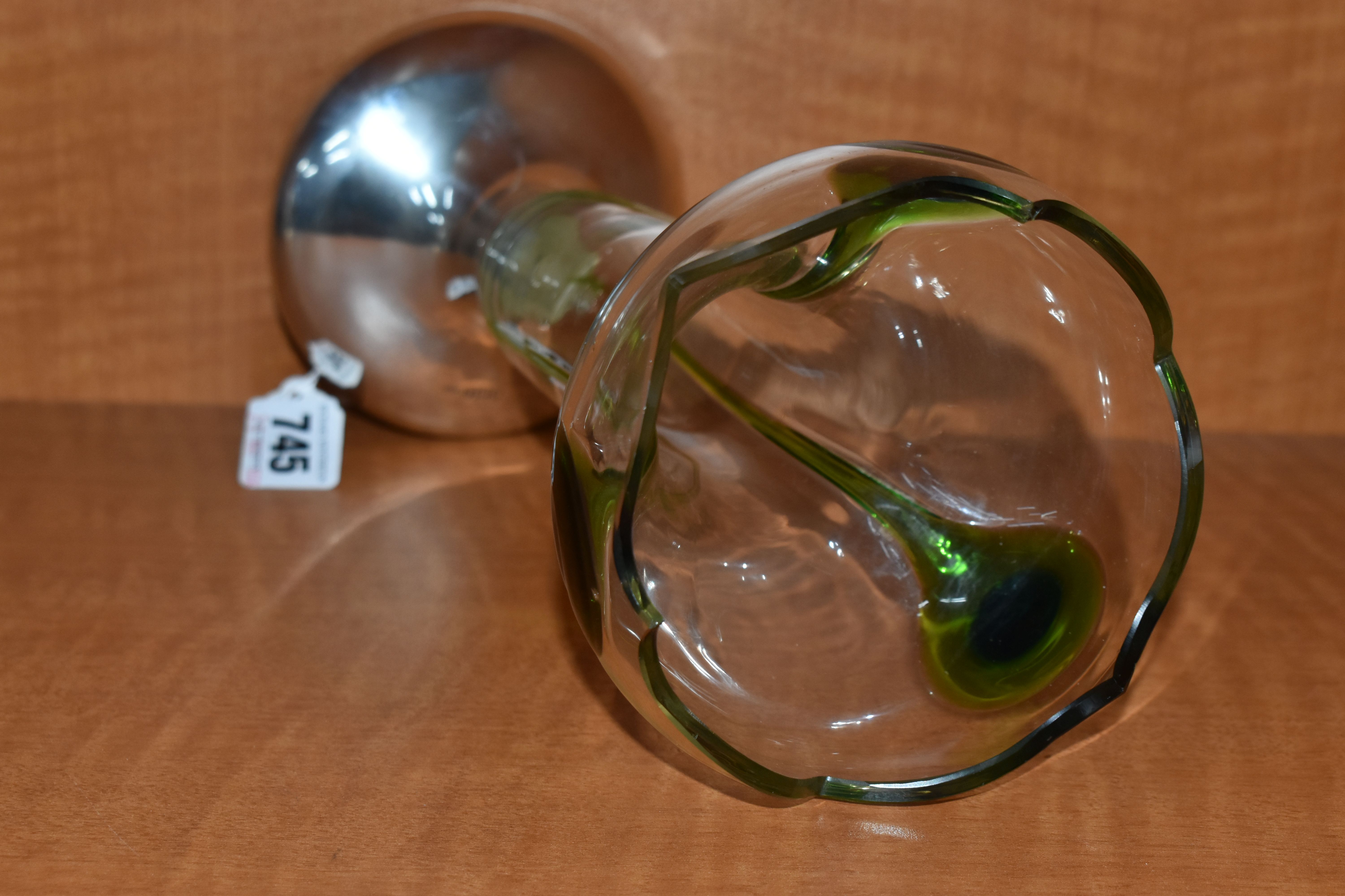 AN ART NOUVEAU SILVER MOUNTED CLEAR GLASS VASE WITH THREE GREEN AND BLUE PEACOCK FEATHER STYLE - Image 6 of 8