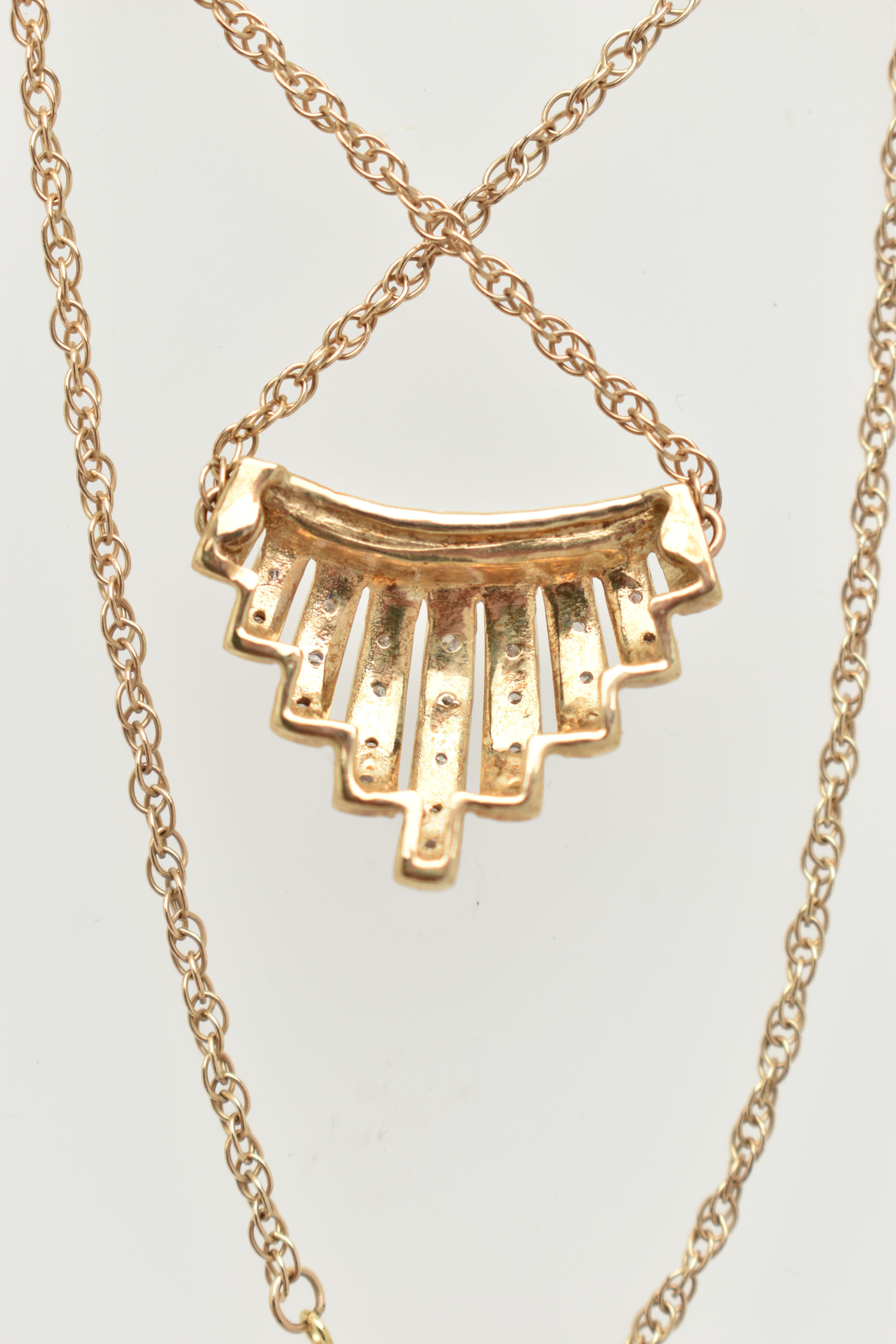 A 9CT GOLD DIAMOND NECKLACE, designed as a central panel of graduated lines set with single cut - Bild 5 aus 5