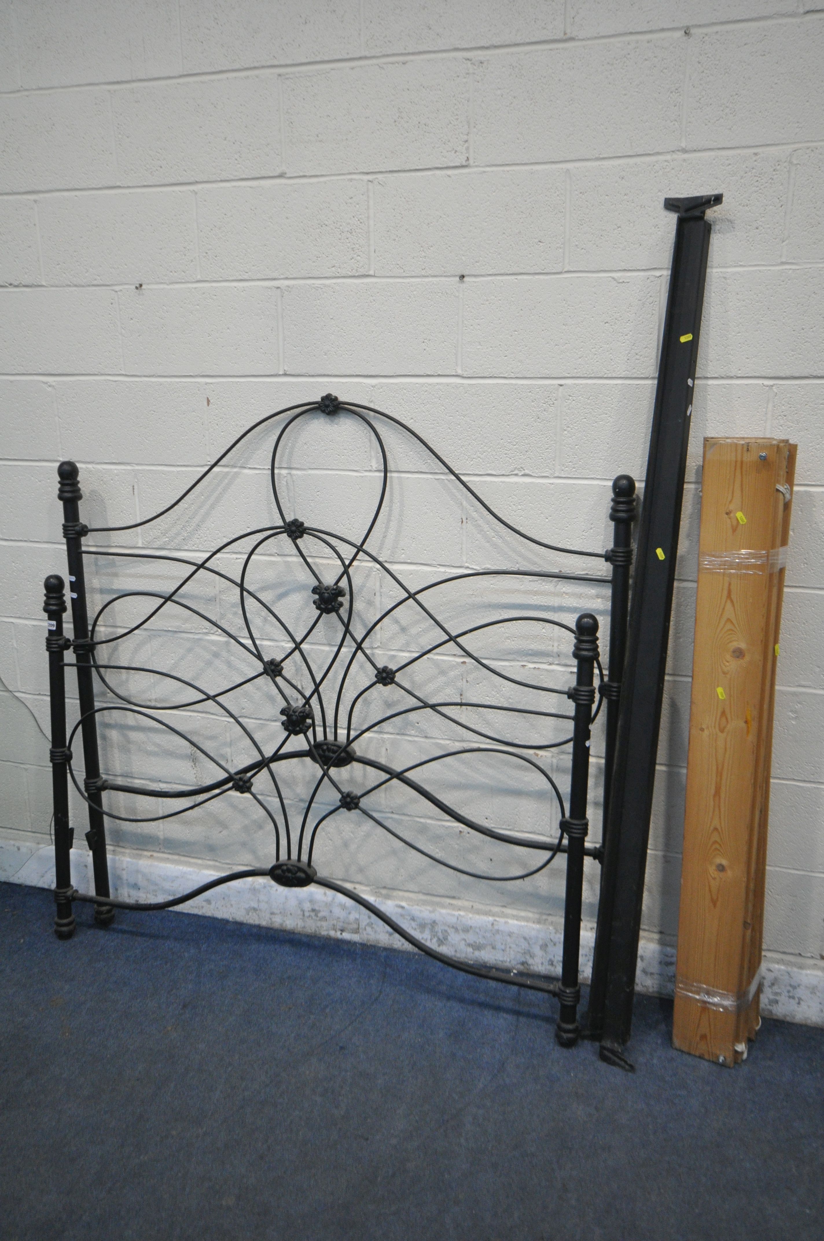 A MODERN WROUGHT IRON 4FT6 BEDSTEAD, with side rails and pine slats (condition report: good