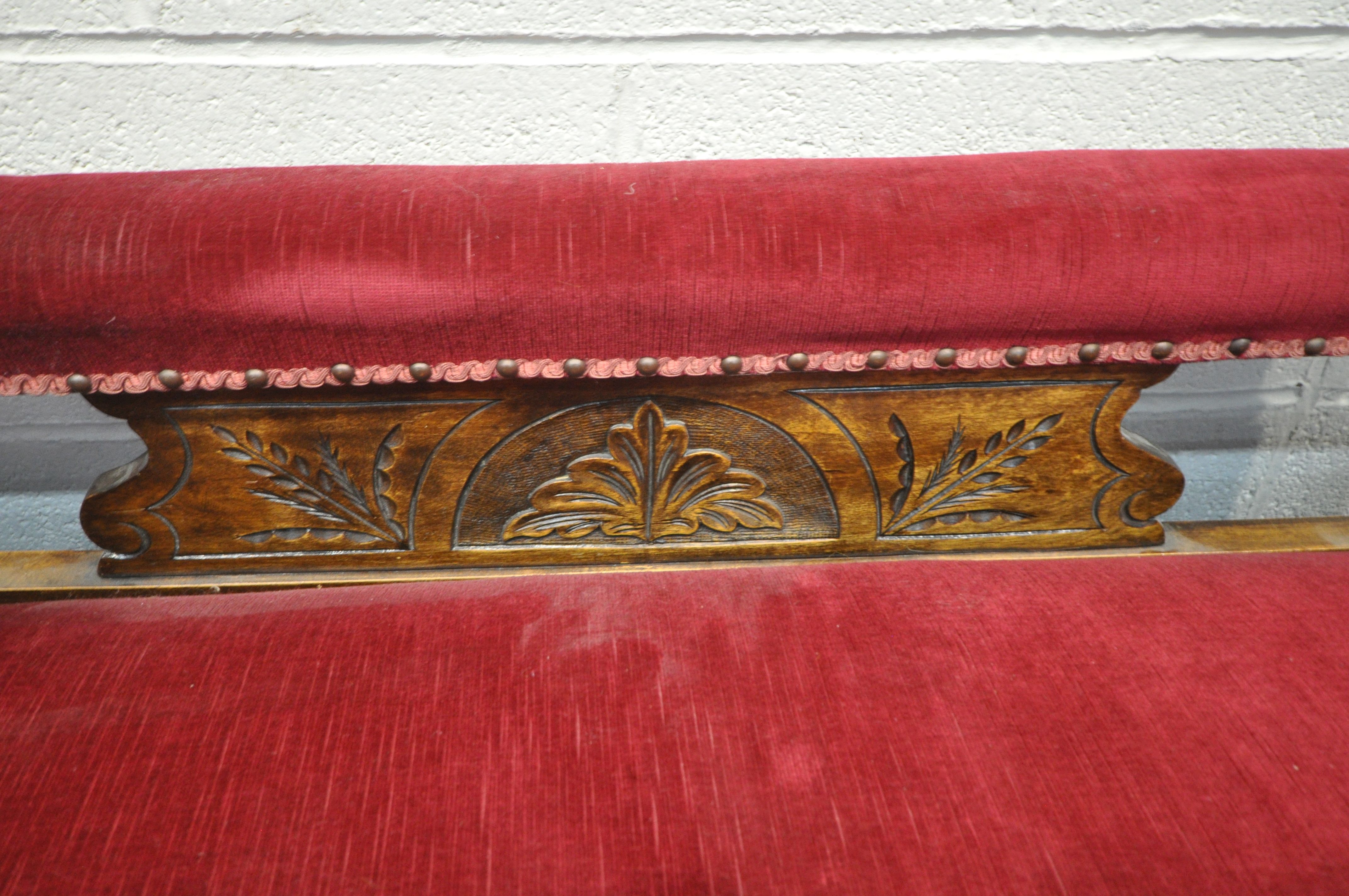 AN EDWARDIAN MAHOGANY CHAISE LONGUE, with buttoned fabric, length 172cm x depth 60cm x height - Image 3 of 4