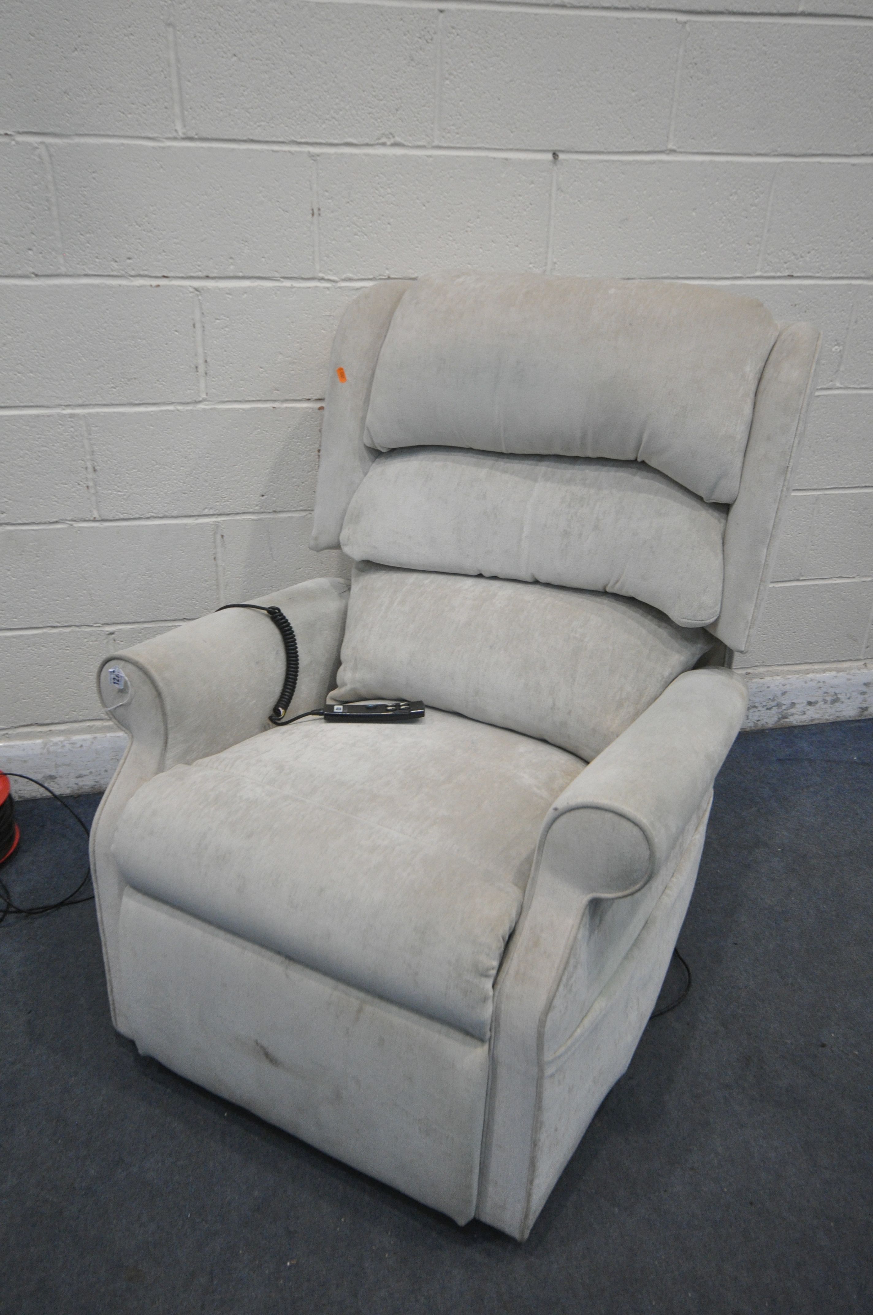 A BEIGE UPHOLSTERED ELECTRIC RISE AND RECLINE ARMCHAIR (PAT pass and working)