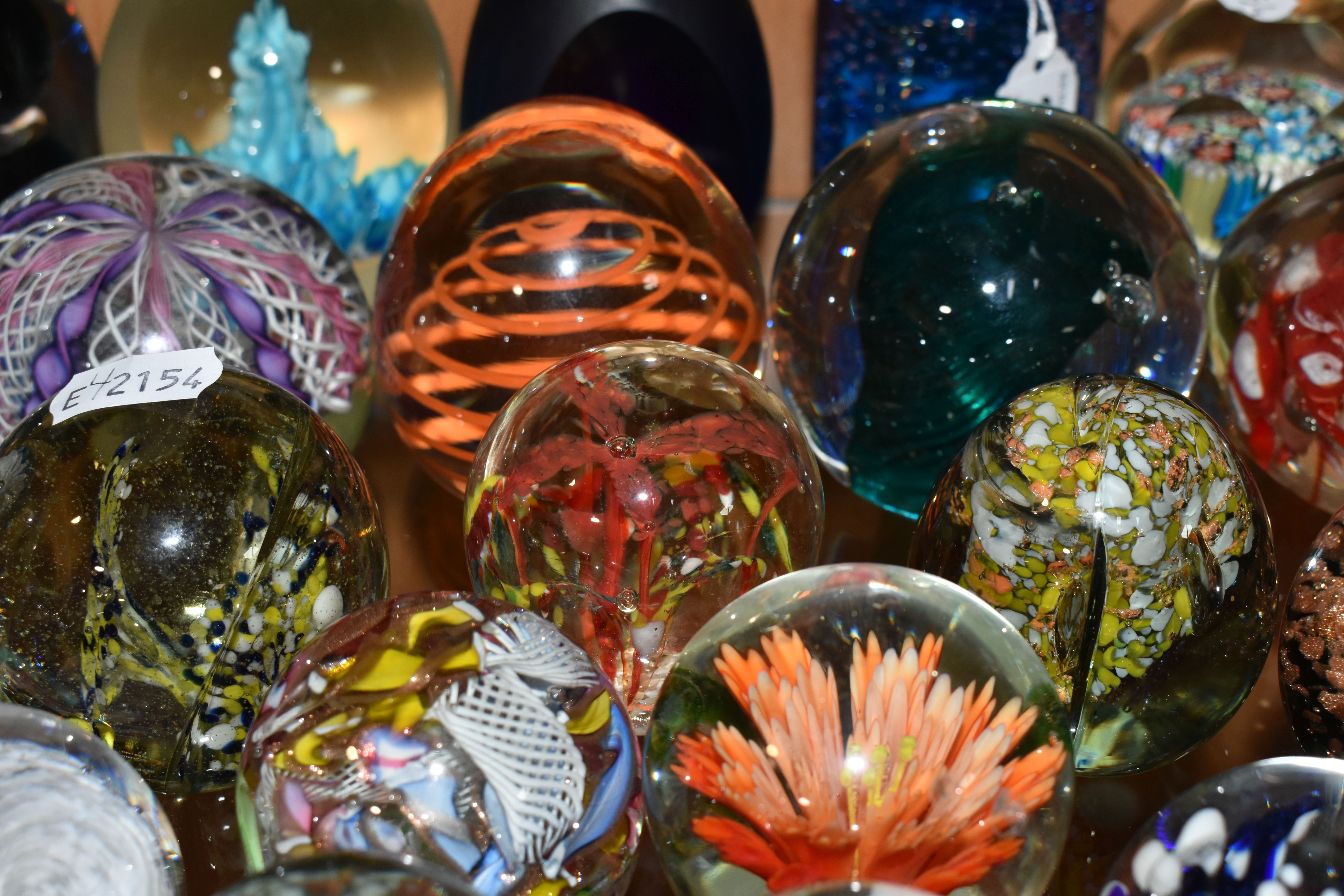 TWENTY EIGHT PAPERWEIGHTS, including millefiori, latticino, controlled bubbles, faceted, metallic - Image 7 of 14