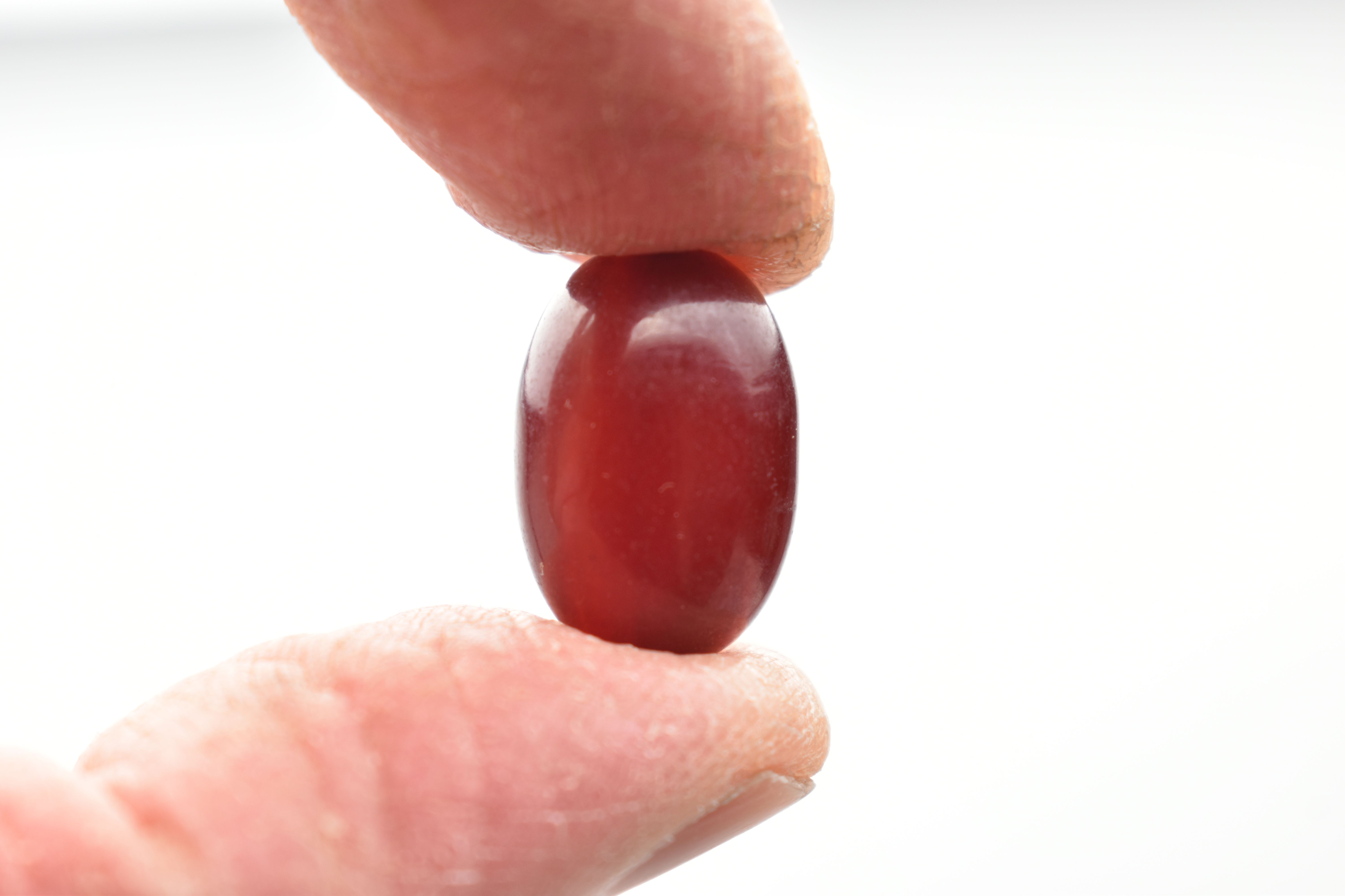 A SMALL QUANTITY OF CHERRY AMBER COLOUR BAKELITE BEADS, loose beads of an oval form, largest - Bild 5 aus 6