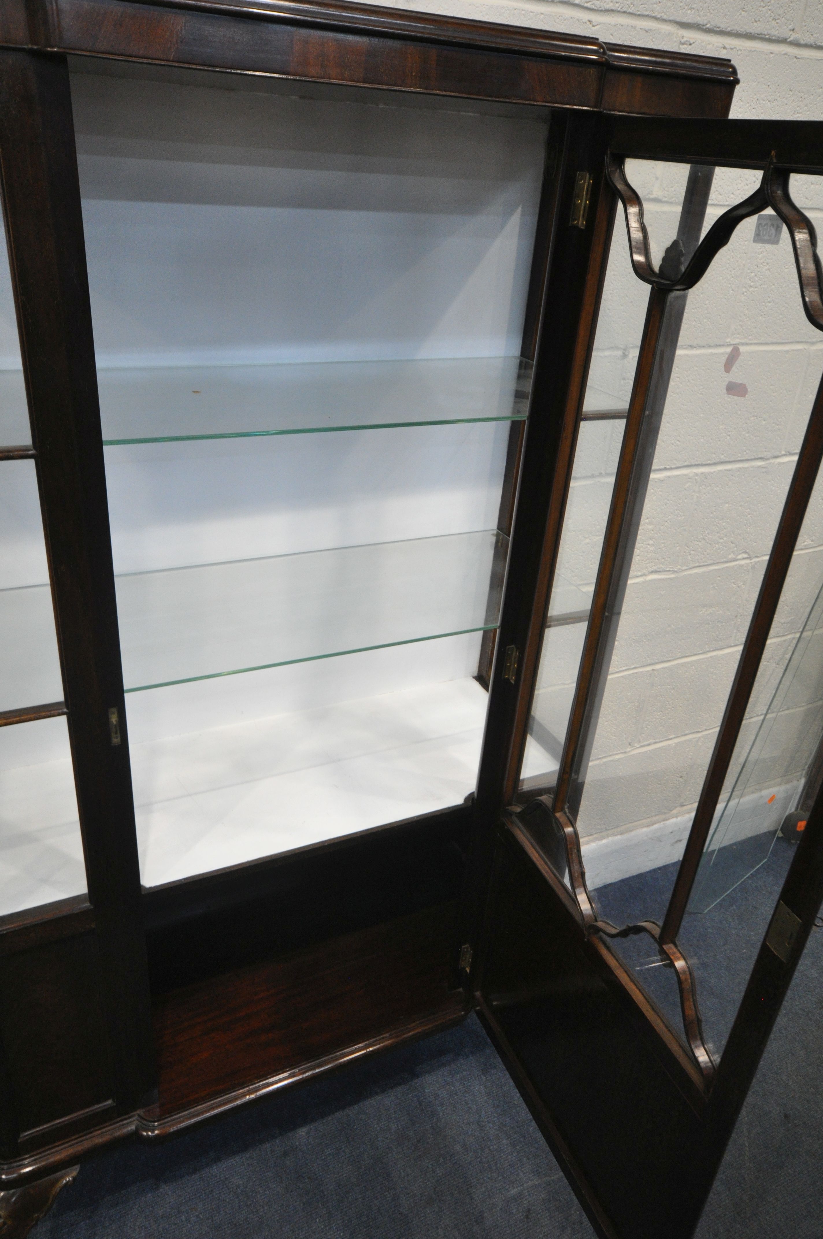 AN EARLY 20TH CENTURY MAHOGANY BREAKFRONT DISPLAY CABINET, with a single astragal glazed door, - Image 3 of 4