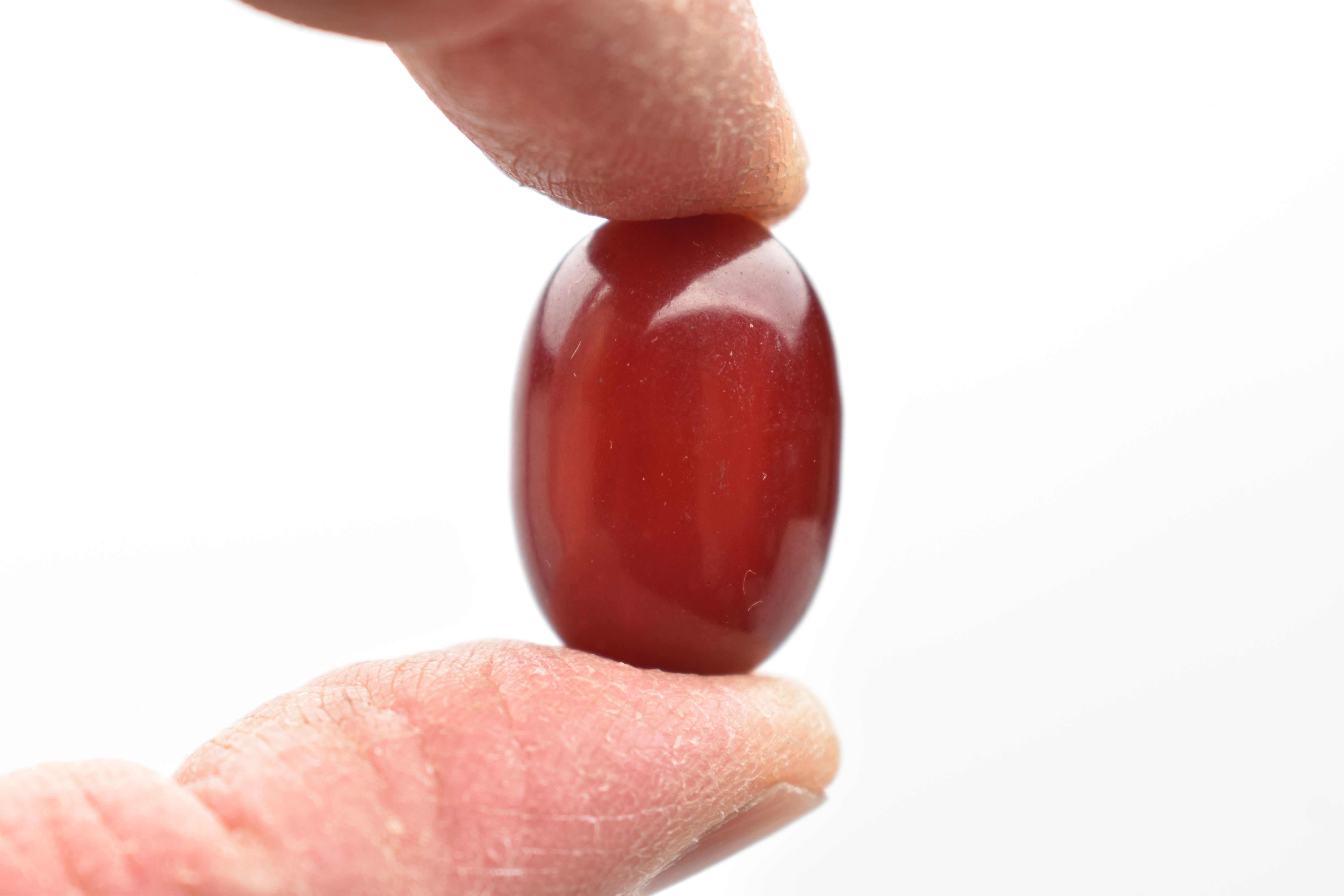 A SMALL QUANTITY OF CHERRY AMBER COLOUR BAKELITE BEADS, loose beads of an oval form, largest - Bild 4 aus 6